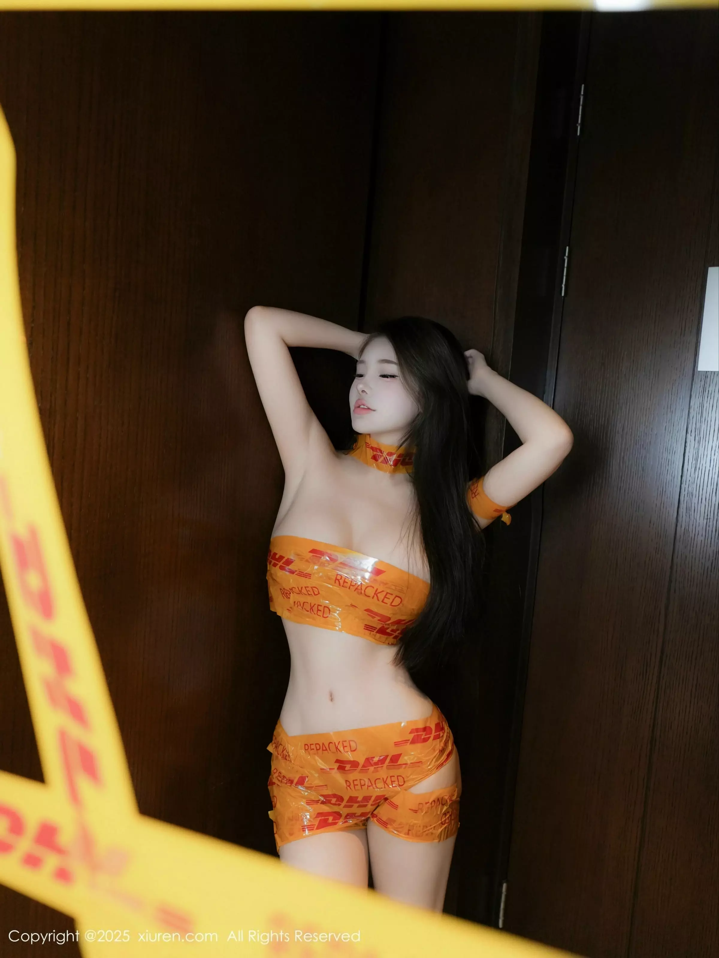 甜妮户外性感黄色胶带裹身秀完美身材白嫩肌肤绝美写真 第 92 张