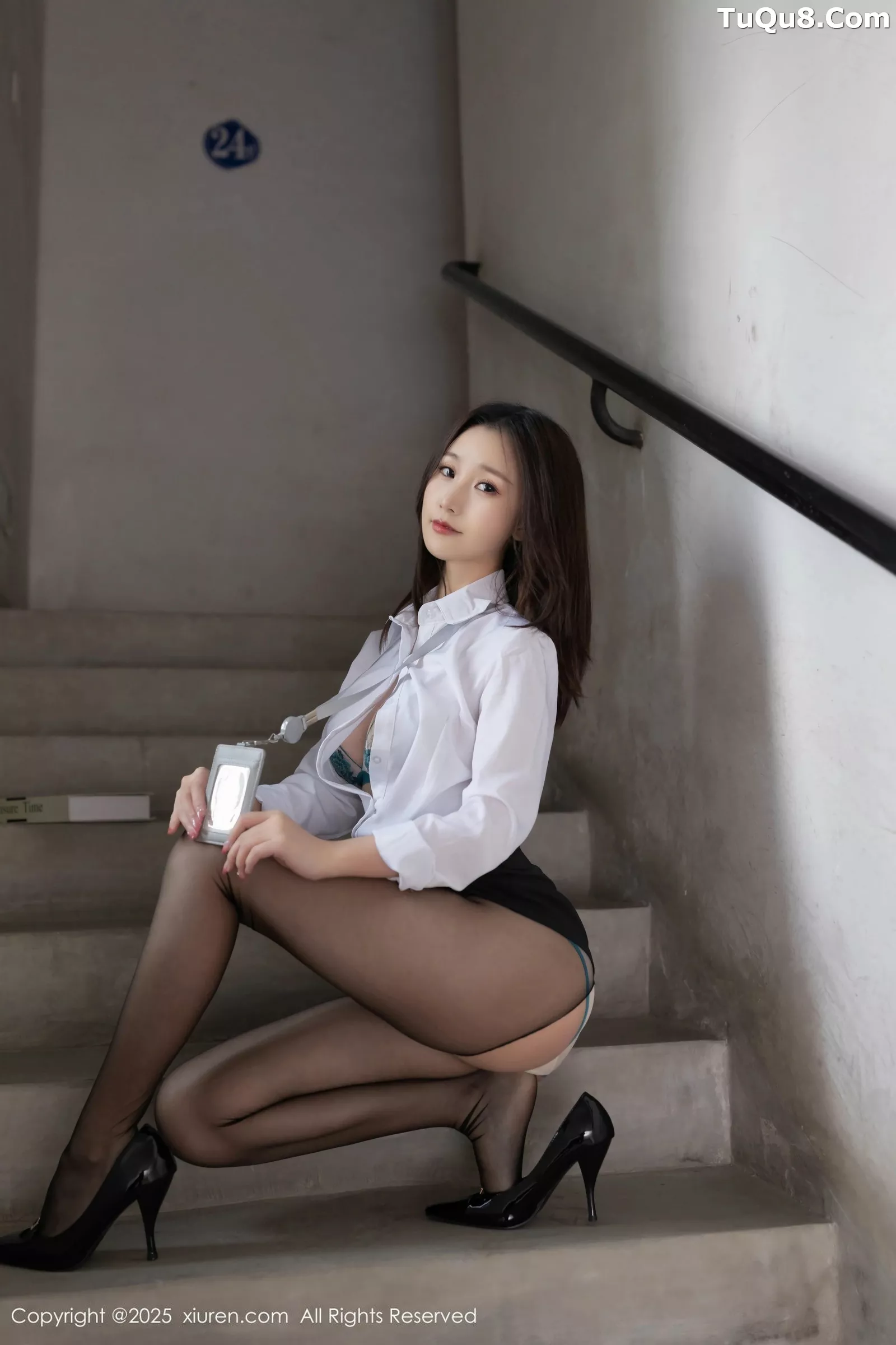 杏子Yada性感白色OL服饰配开档黑丝秀曼妙身姿绝美写真 第 33 张