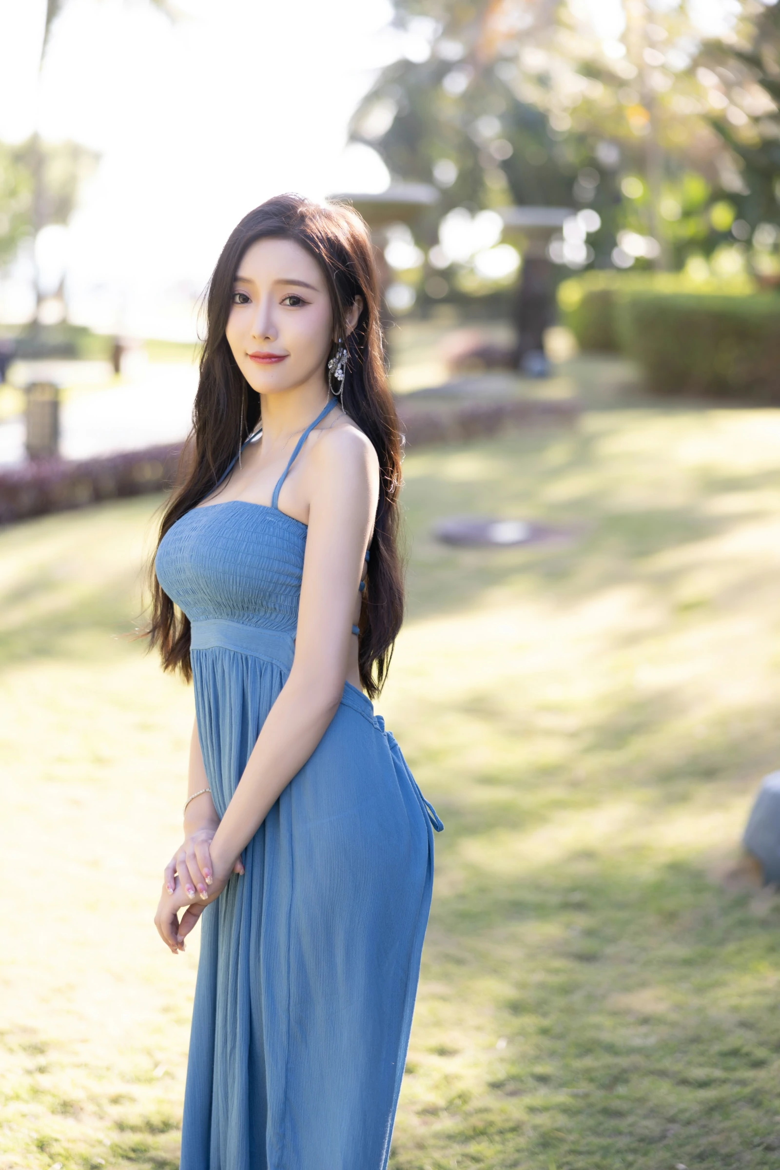 [秀人付费] 王馨瑶yanni 诱人私拍福利 蓝色连衣裙 第 1 张
