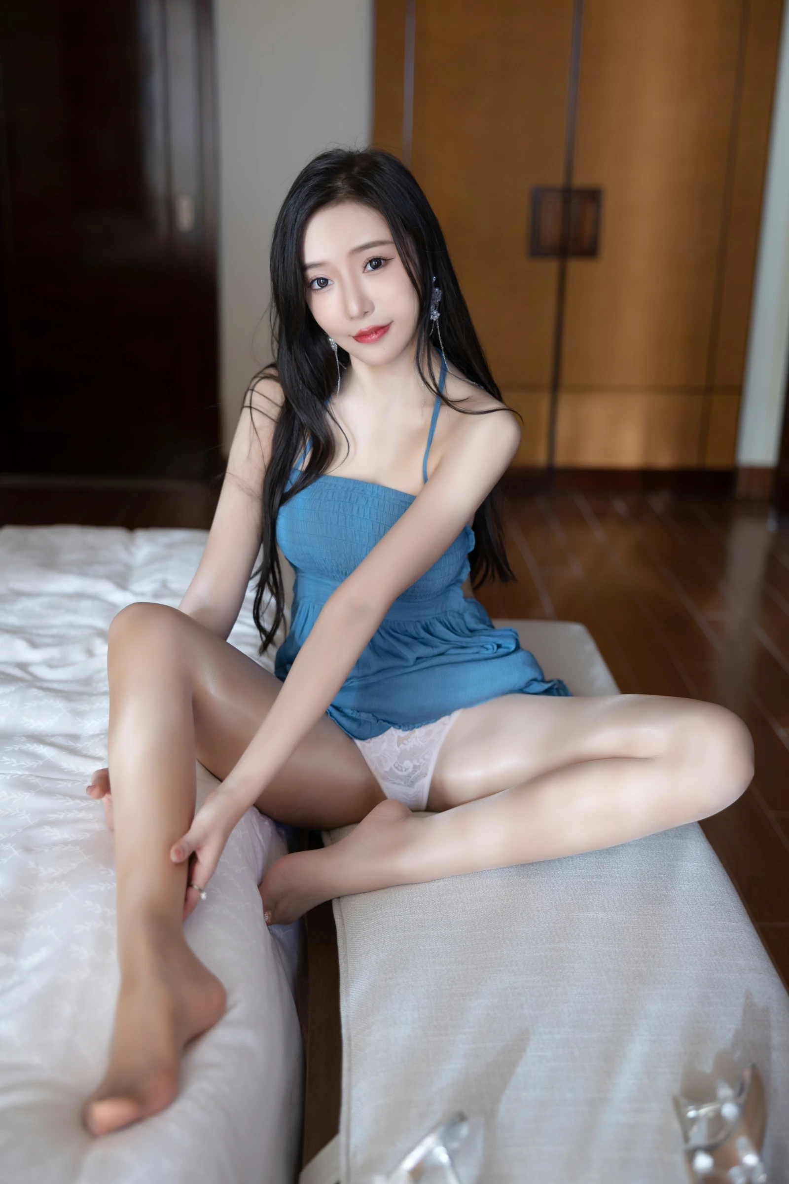 [秀人付费] 王馨瑶yanni 诱人私拍福利 蓝色连衣裙 第 27 张