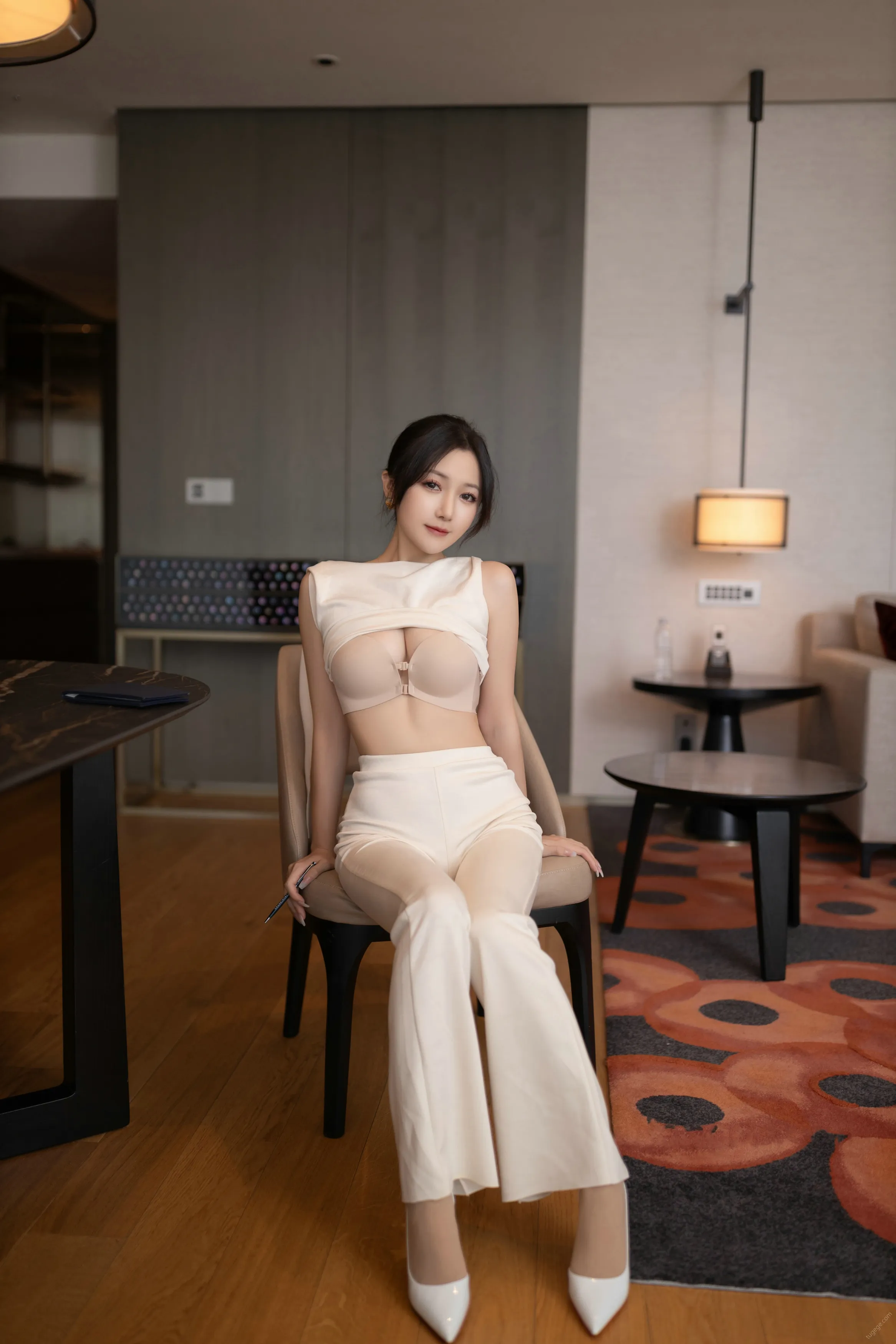 [秀人付费] 鱼子酱Fish 诱人私拍福利 职场女人 第 51 张