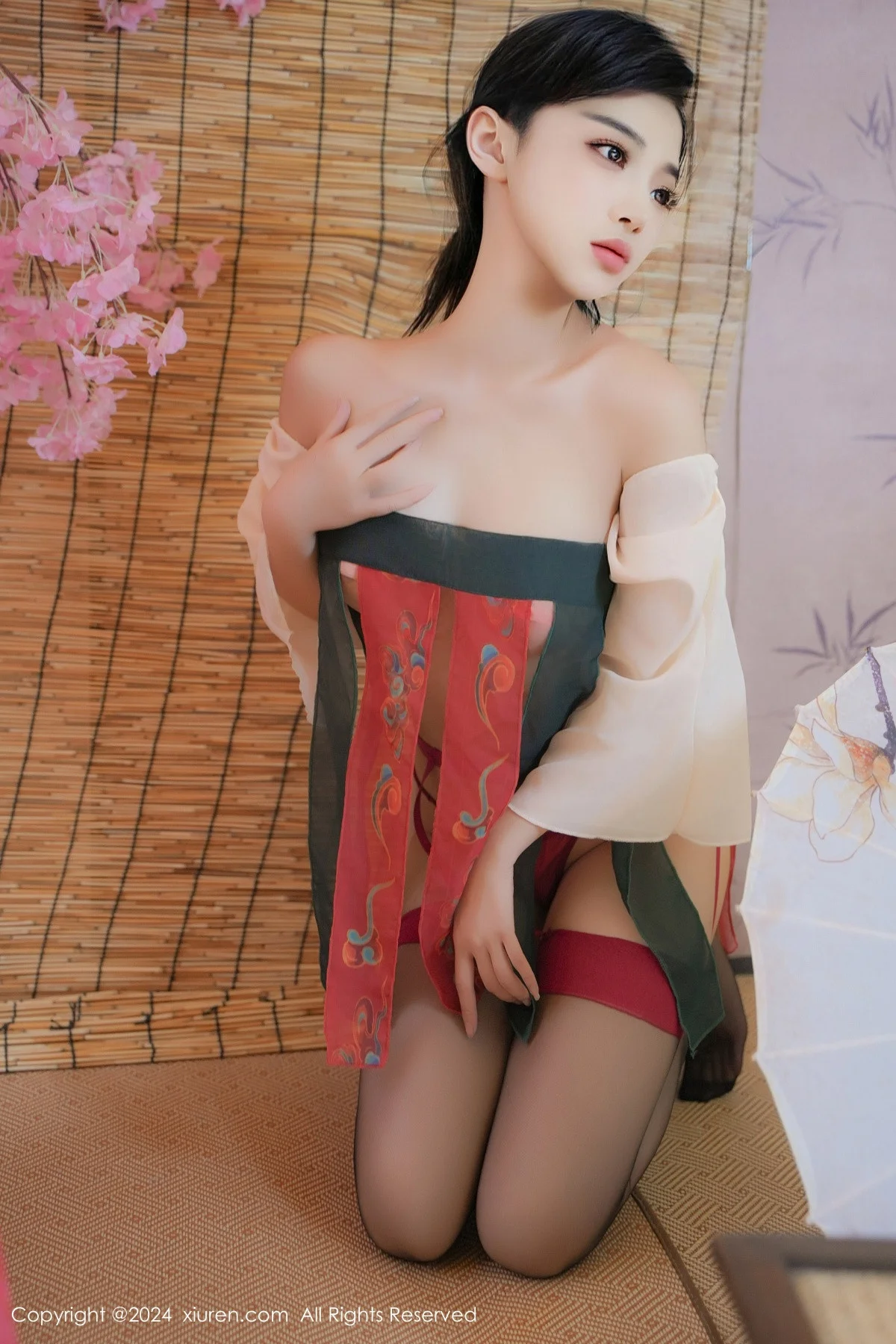 妙可可Cheese性感薄纱汉服配黑丝吊袜秀丰腴身材绝美写真 第 11 张