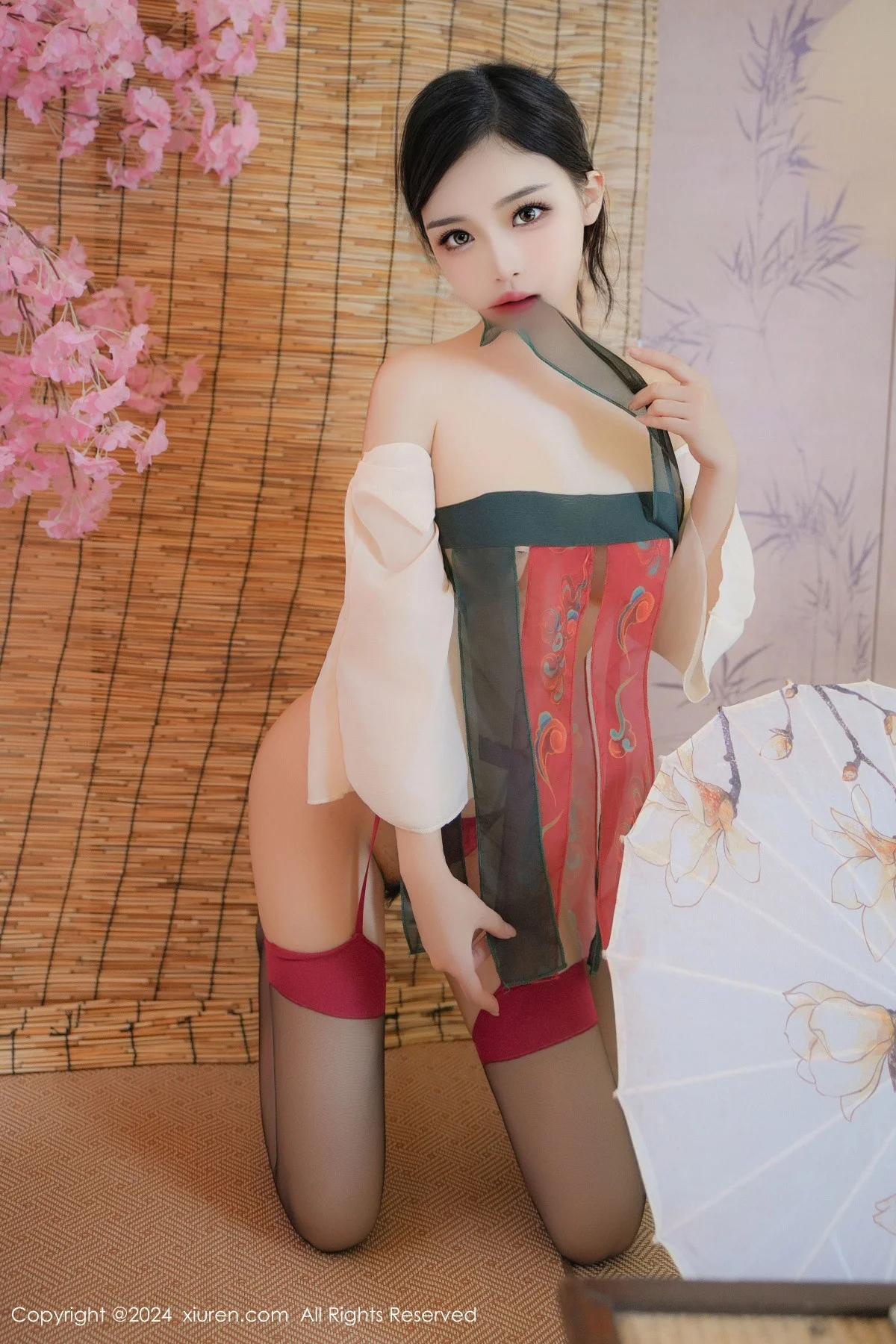 妙可可Cheese性感薄纱汉服配黑丝吊袜秀丰腴身材绝美写真 第 12 张
