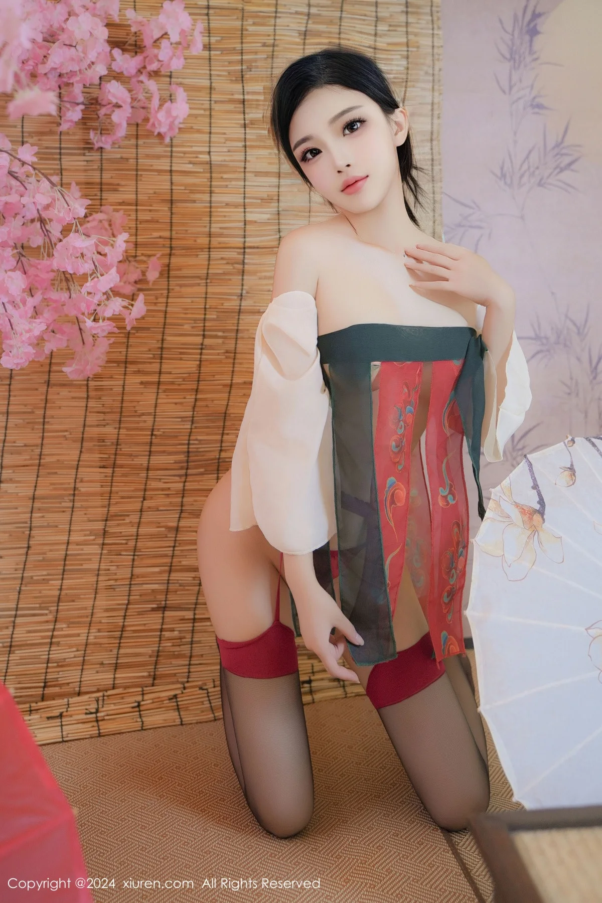 妙可可Cheese性感薄纱汉服配黑丝吊袜秀丰腴身材绝美写真 第 13 张