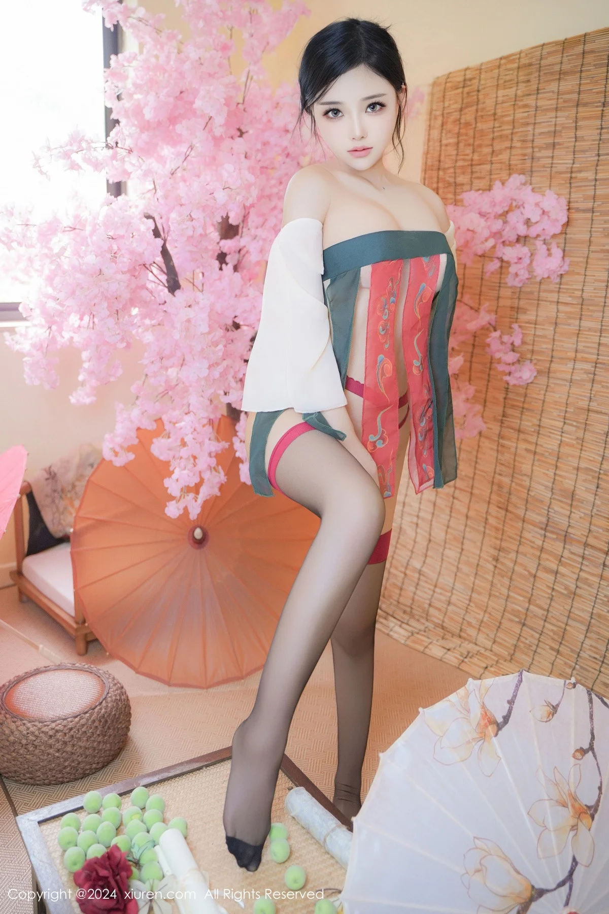 妙可可Cheese性感薄纱汉服配黑丝吊袜秀丰腴身材绝美写真 第 2 张