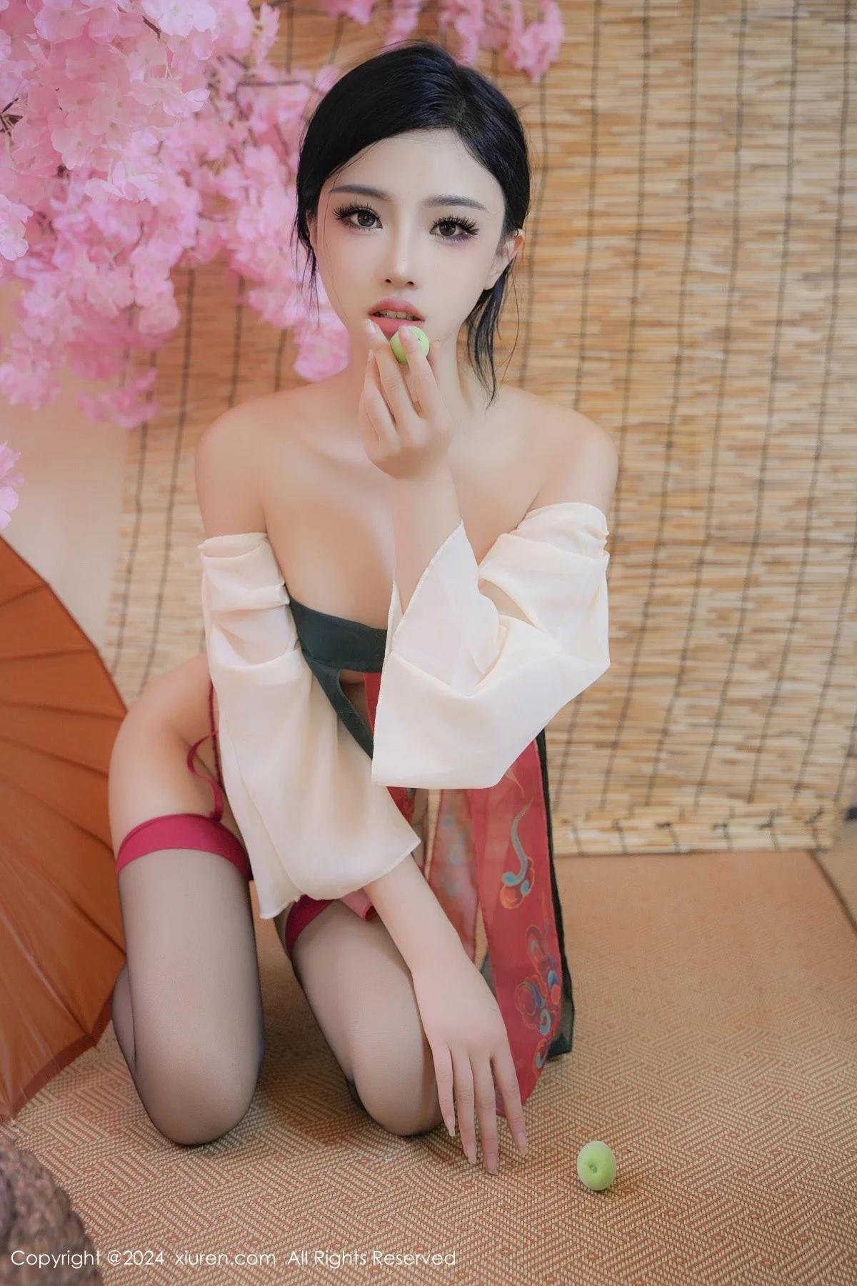 妙可可Cheese性感薄纱汉服配黑丝吊袜秀丰腴身材绝美写真 第 33 张