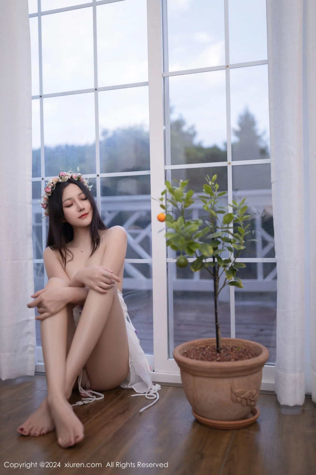 鱼子酱Fish花朵主题白色吊带配原色丝袜秀曼妙身姿绝美写真 第 27 张