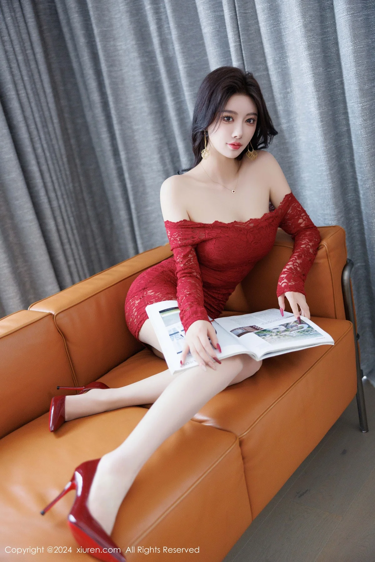 杨晨晨Yome红色连衣短裙+黑色情趣内衣秀丰腴身姿绝美写真 第 19 张