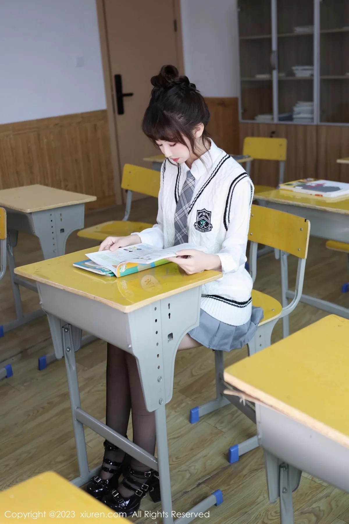 白笑笑性感白色学妹制服露轻透内衣黑丝袜秀美腿绝美写真 第 1 张