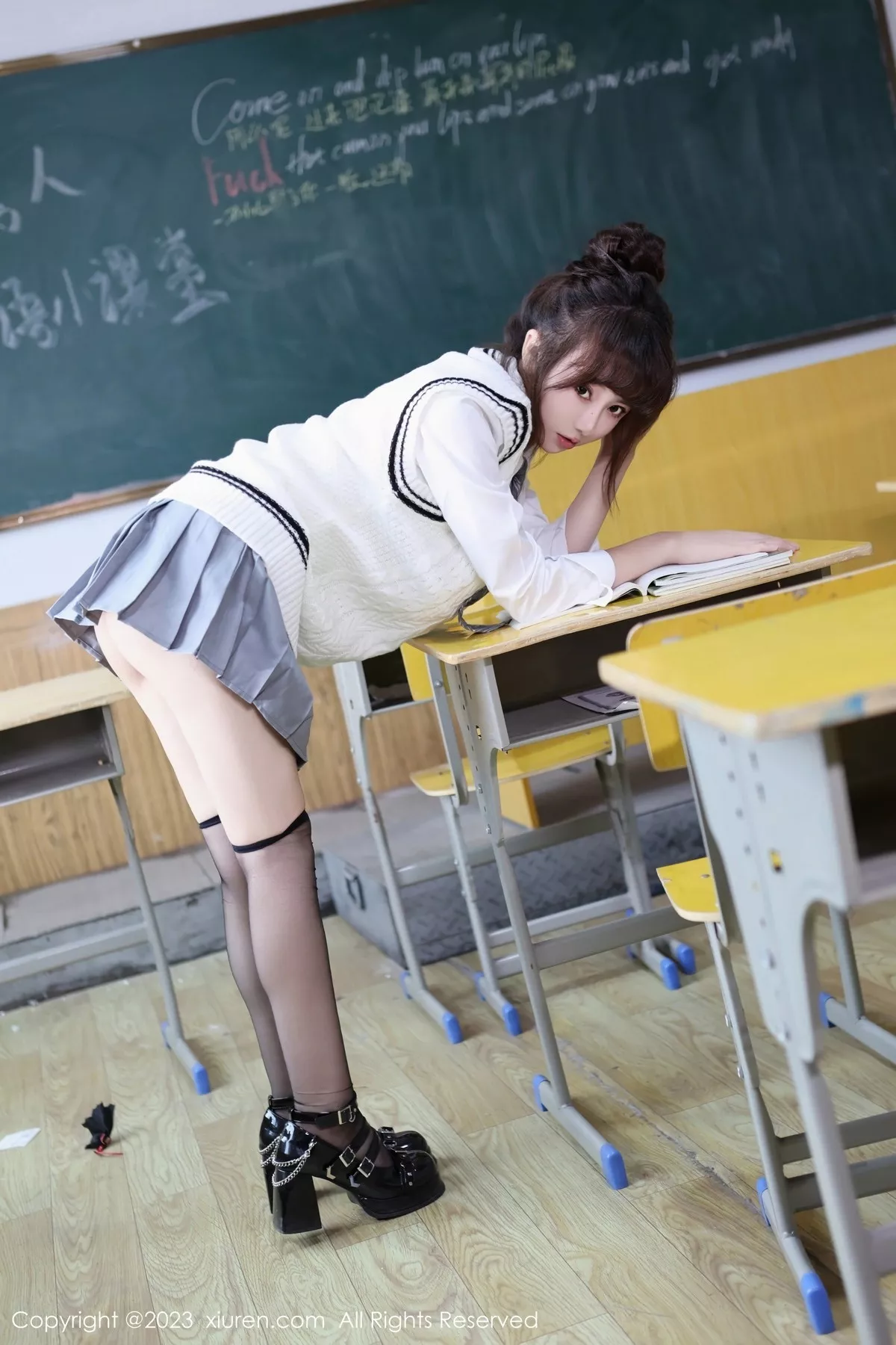 白笑笑性感白色学妹制服露轻透内衣黑丝袜秀美腿绝美写真 第 12 张