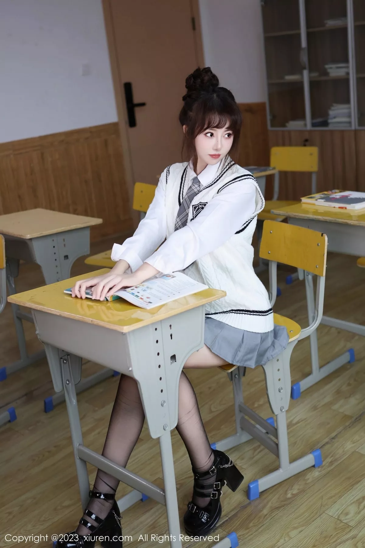 白笑笑性感白色学妹制服露轻透内衣黑丝袜秀美腿绝美写真 第 2 张