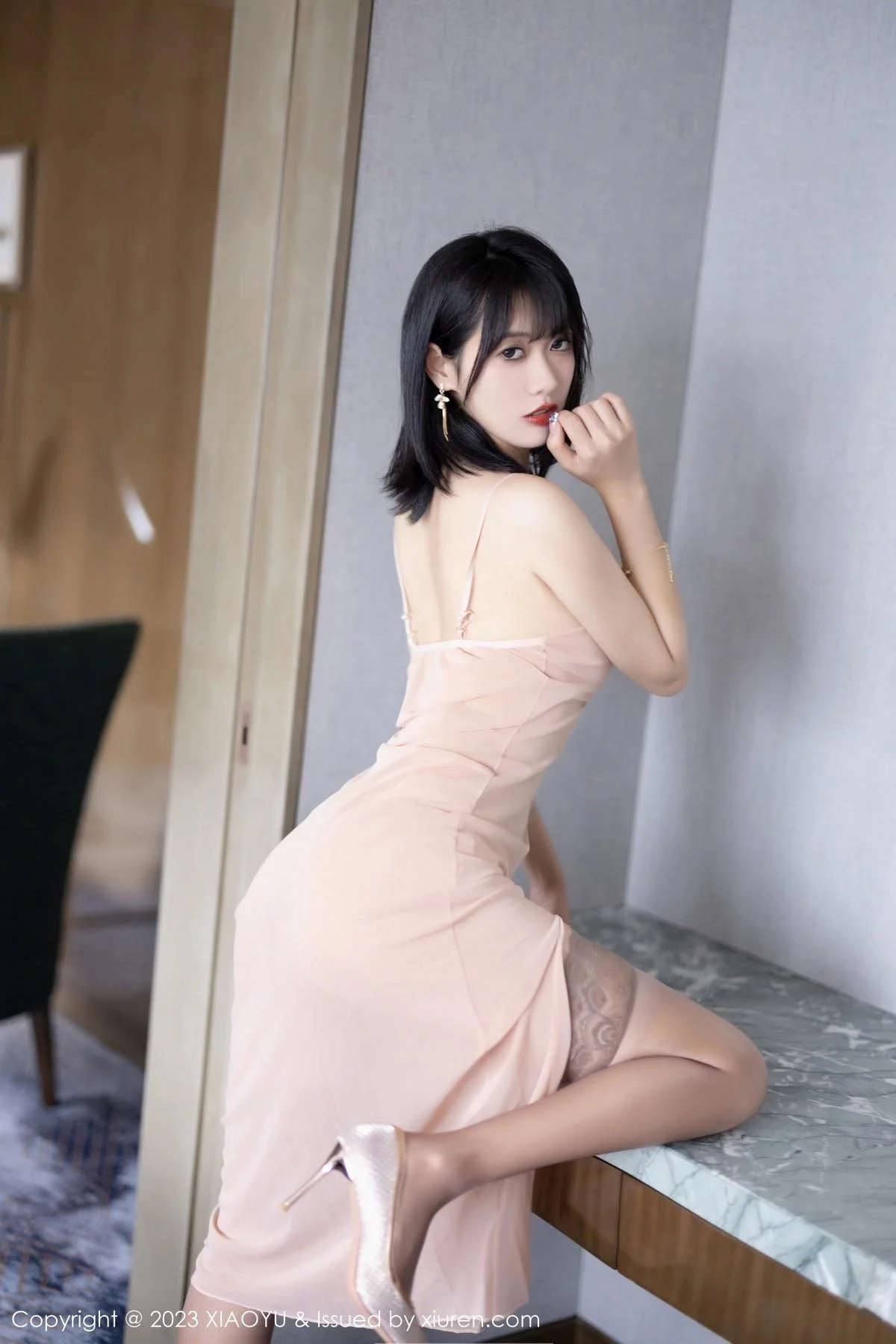 林子遥性感粉灰色吊带长裙配灰色丝袜秀曼妙身姿绝美写真 第 15 张
