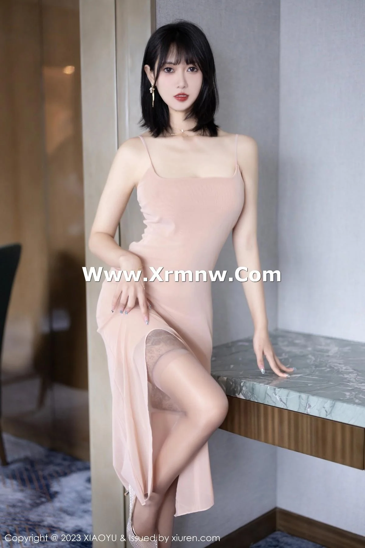 林子遥性感粉灰色吊带长裙配灰色丝袜秀曼妙身姿绝美写真 第 4 张