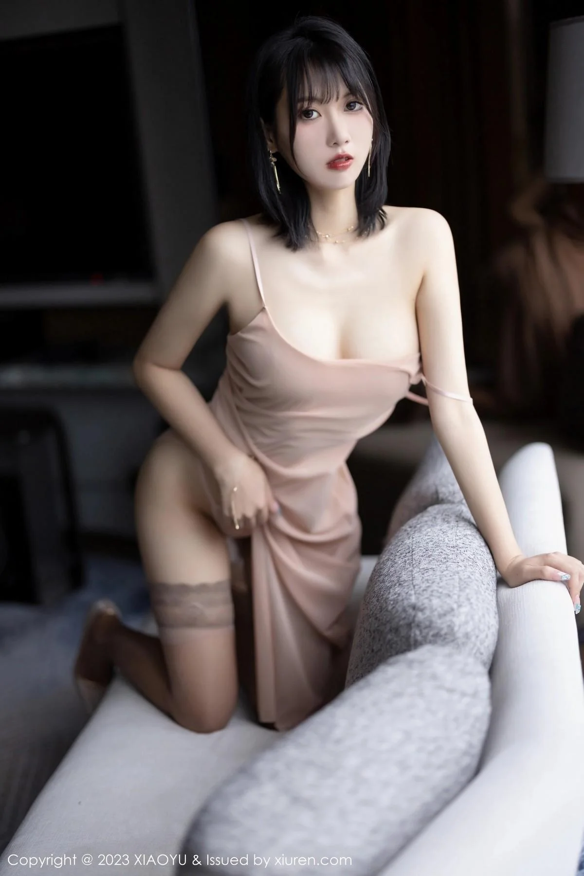 林子遥性感粉灰色吊带长裙配灰色丝袜秀曼妙身姿绝美写真 第 73 张
