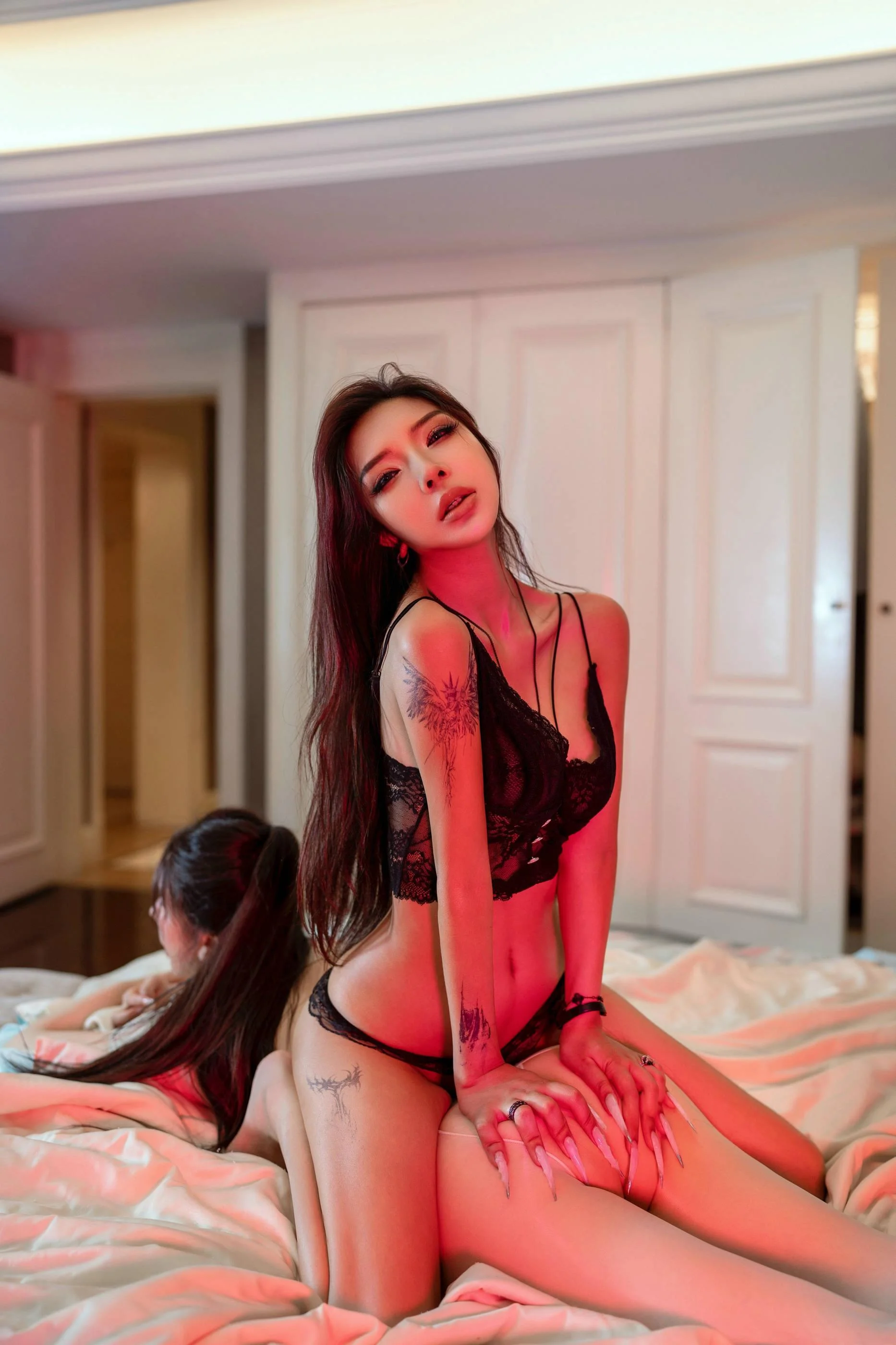 [秀人付费] 李丽莎 诱人私拍福利 双人缠绵 第 119 张
