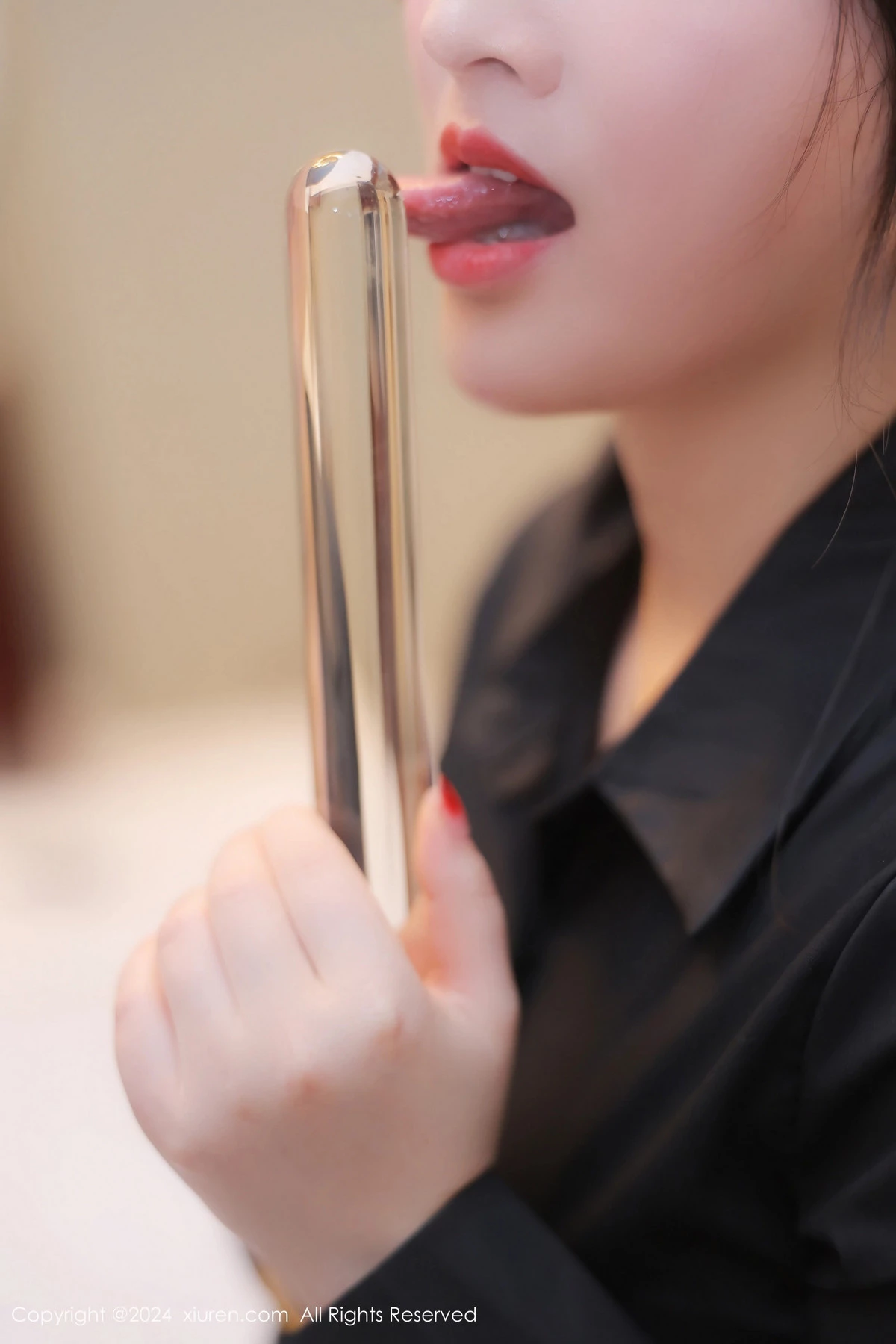 诗诗kiki性感黑色OL服饰露红色内衣秀丰腴身材撩人绝美写真 第 20 张