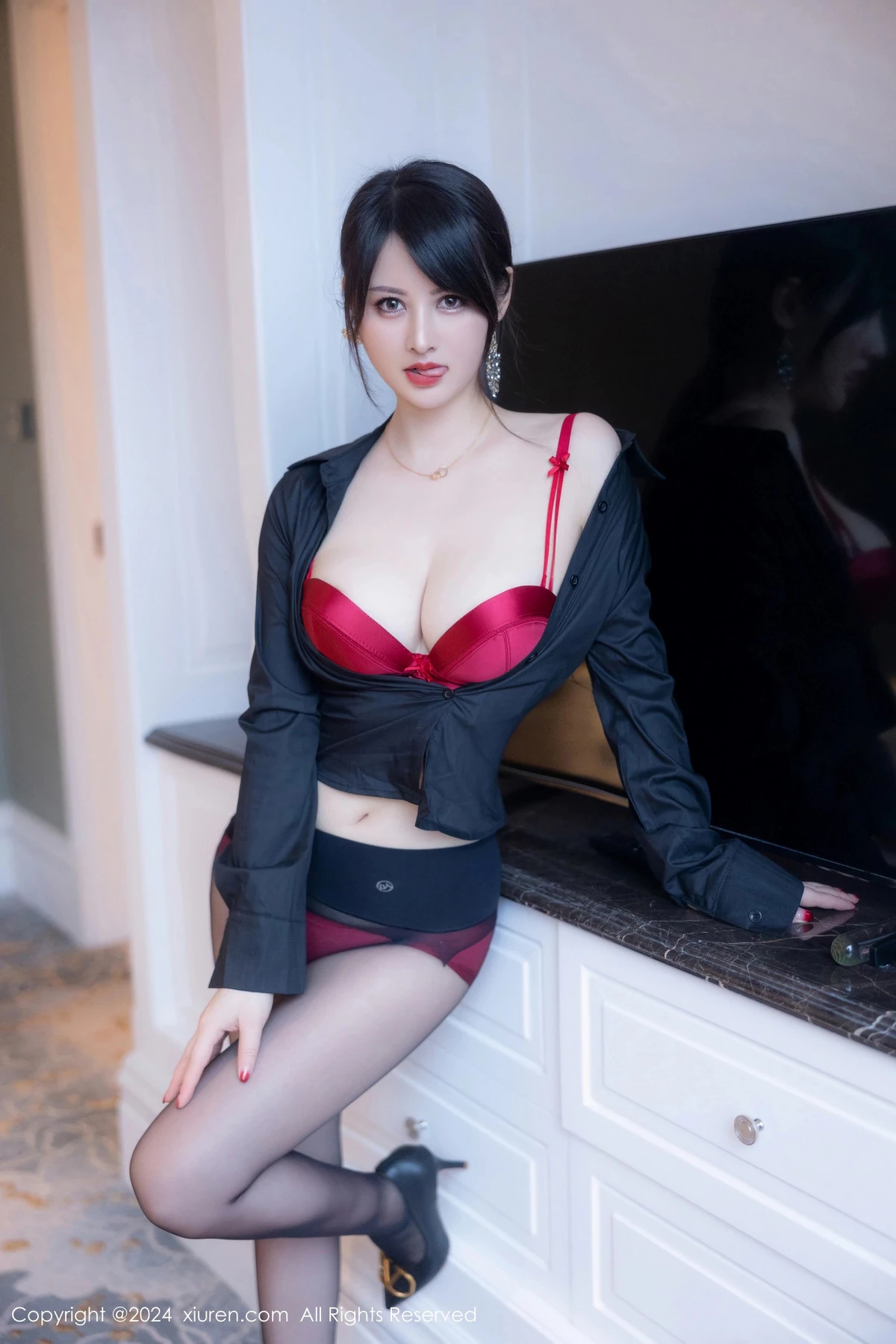 诗诗kiki性感黑色OL服饰露红色内衣秀丰腴身材撩人绝美写真 第 40 张