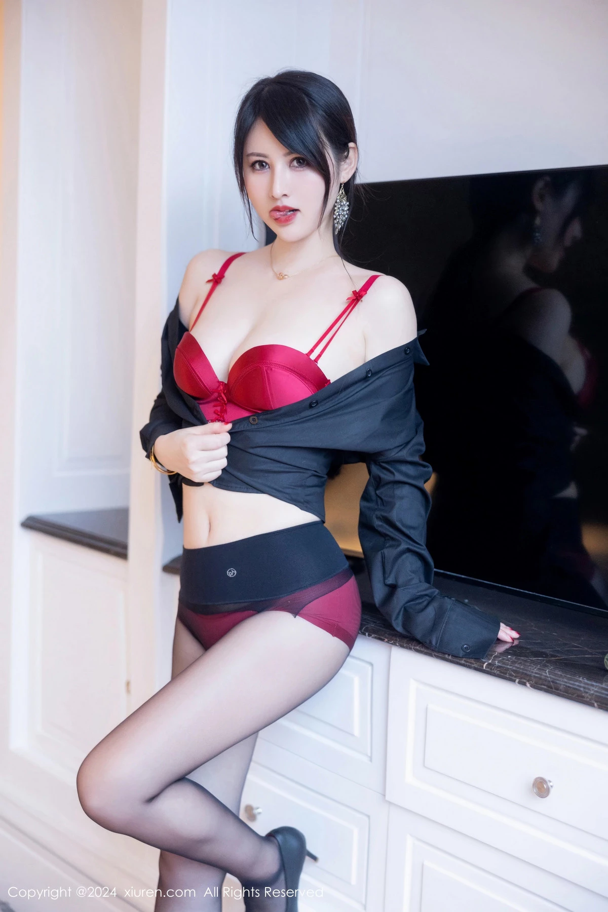 诗诗kiki性感黑色OL服饰露红色内衣秀丰腴身材撩人绝美写真 第 43 张