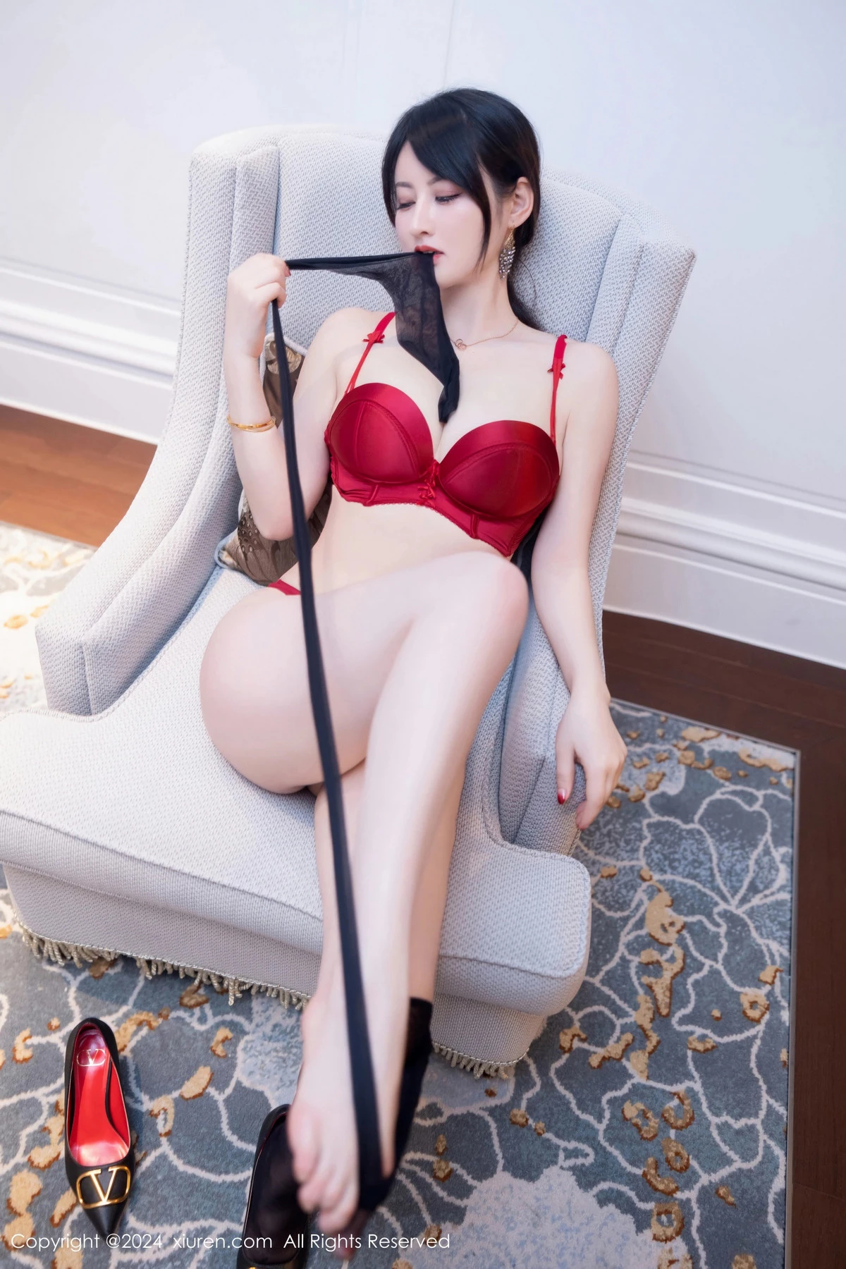 诗诗kiki性感黑色OL服饰露红色内衣秀丰腴身材撩人绝美写真 第 70 张