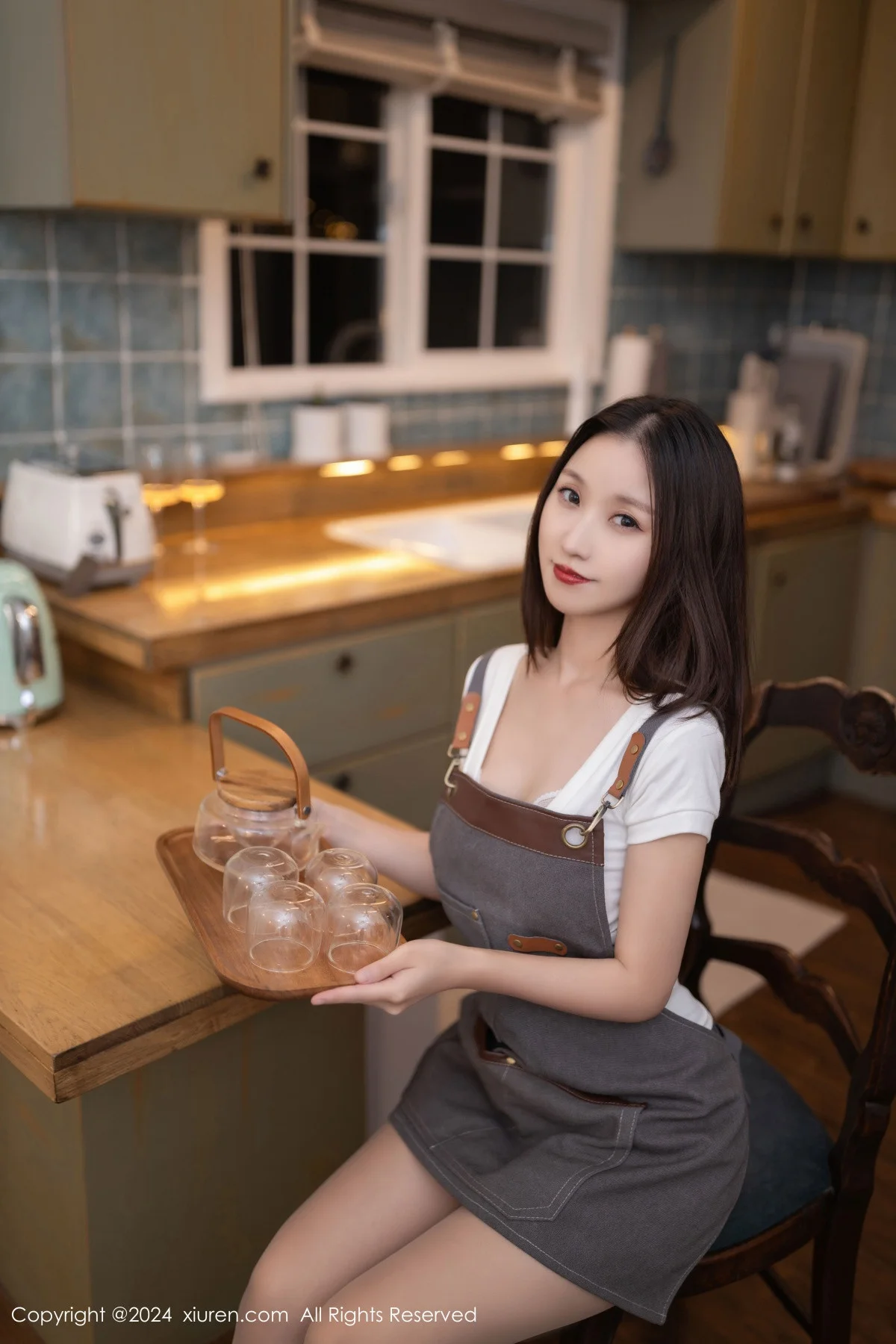 杏子Yada咖啡师装扮性感V领T恤配肉丝袜秀曼妙身姿绝美写真 第 1 张