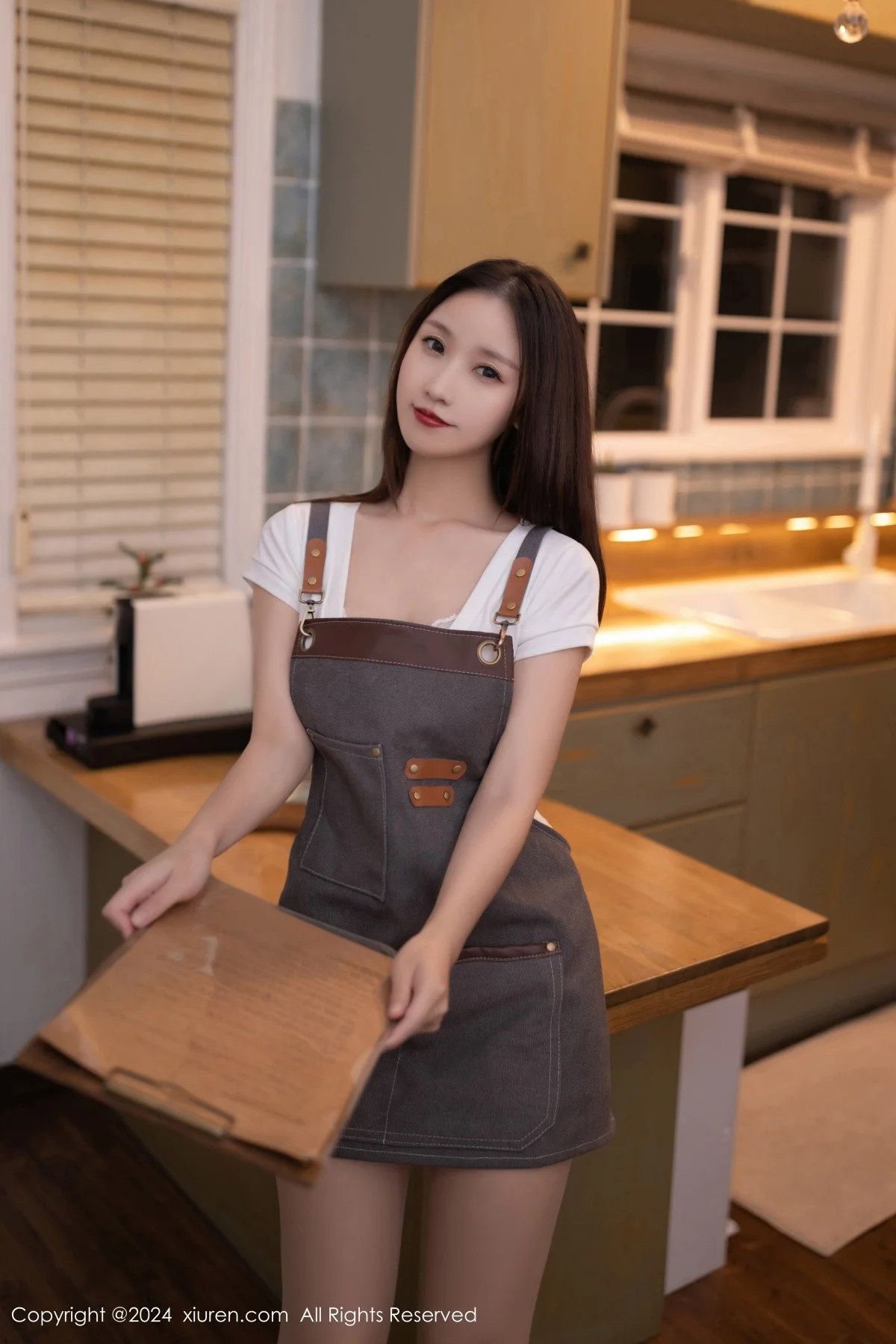 杏子Yada咖啡师装扮性感V领T恤配肉丝袜秀曼妙身姿绝美写真 第 2 张