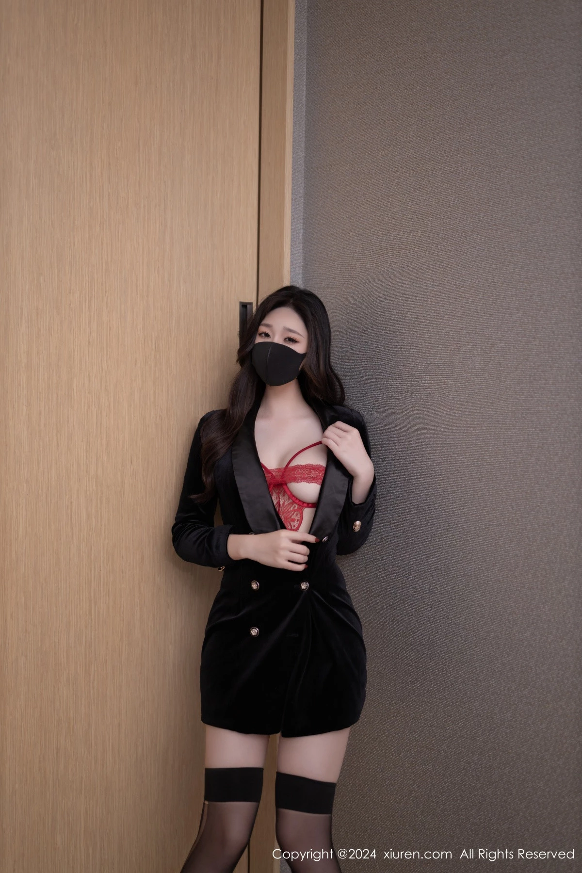 小逗逗性感红色情趣内衣配黑丝袜秀曼妙身姿惹火绝美写真 第 8 张