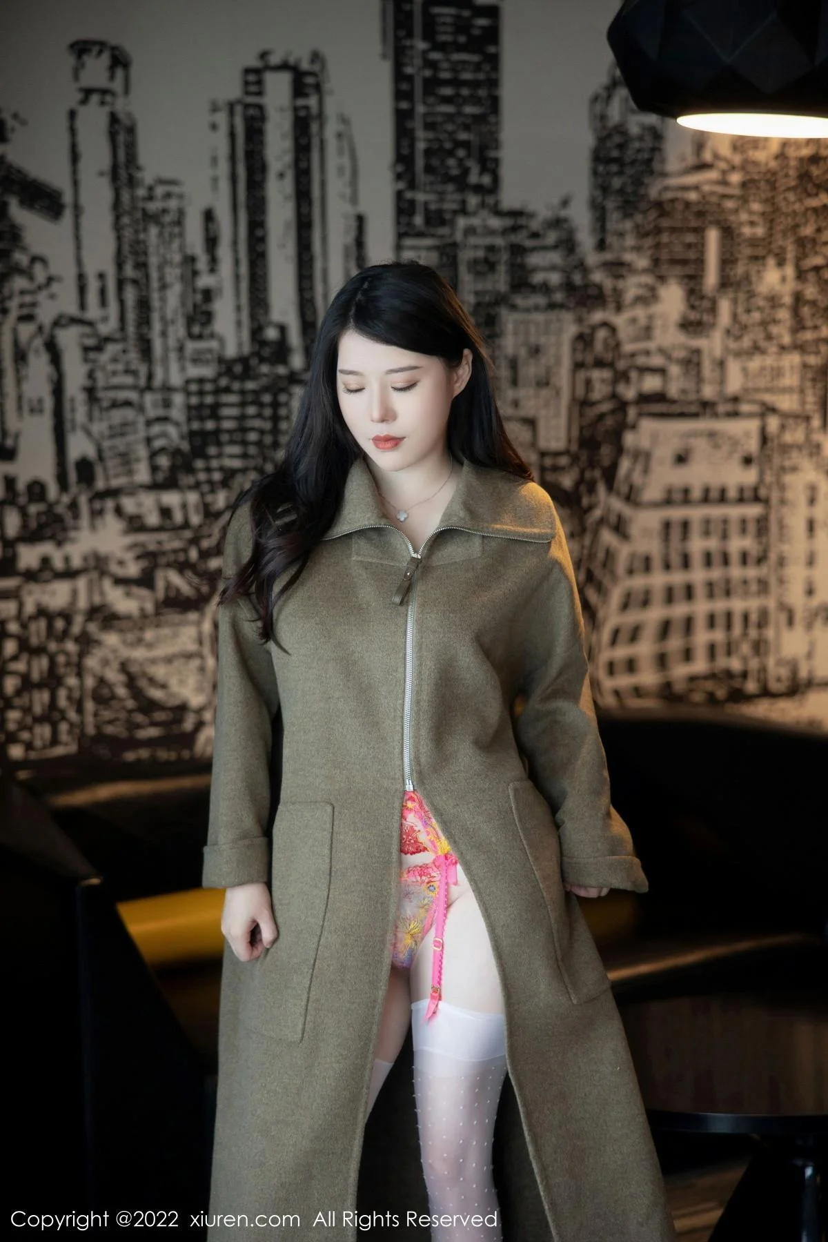 白茹雪脱外套露性感轻透蕾丝内衣配白丝吊袜撩人绝美写真 第 2 张
