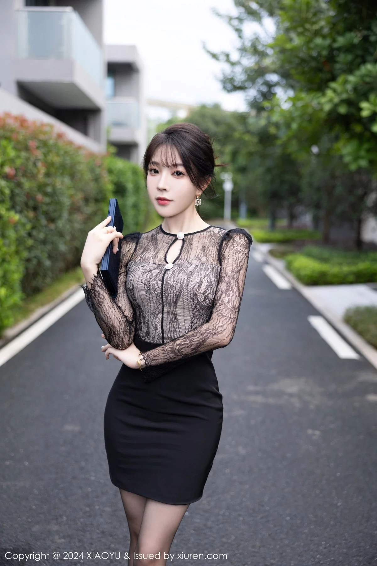徐莉芝Booty黑色轻透连衣裙露蓝色内衣秀曼妙身姿绝美写真 第 10 张