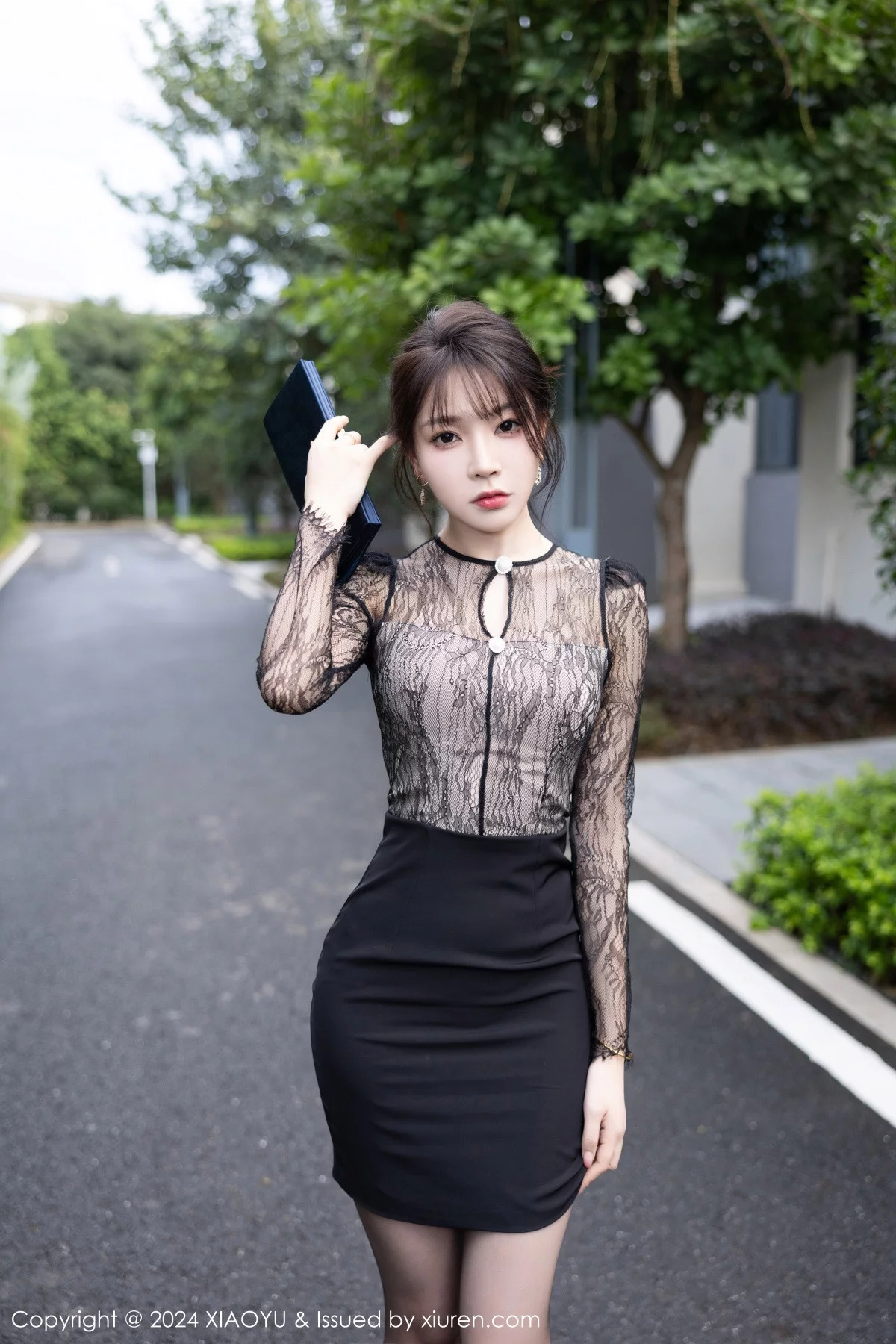 徐莉芝Booty黑色轻透连衣裙露蓝色内衣秀曼妙身姿绝美写真 第 13 张