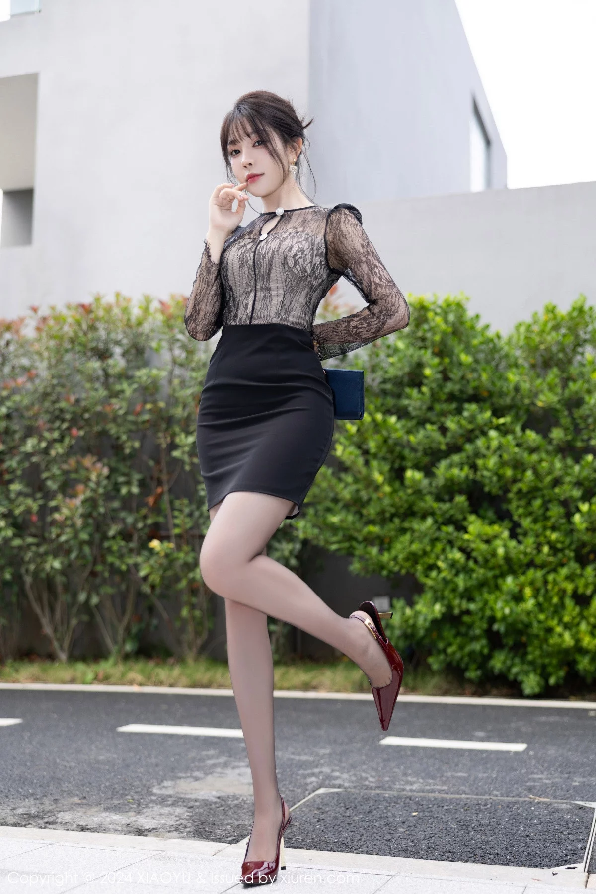 徐莉芝Booty黑色轻透连衣裙露蓝色内衣秀曼妙身姿绝美写真 第 16 张