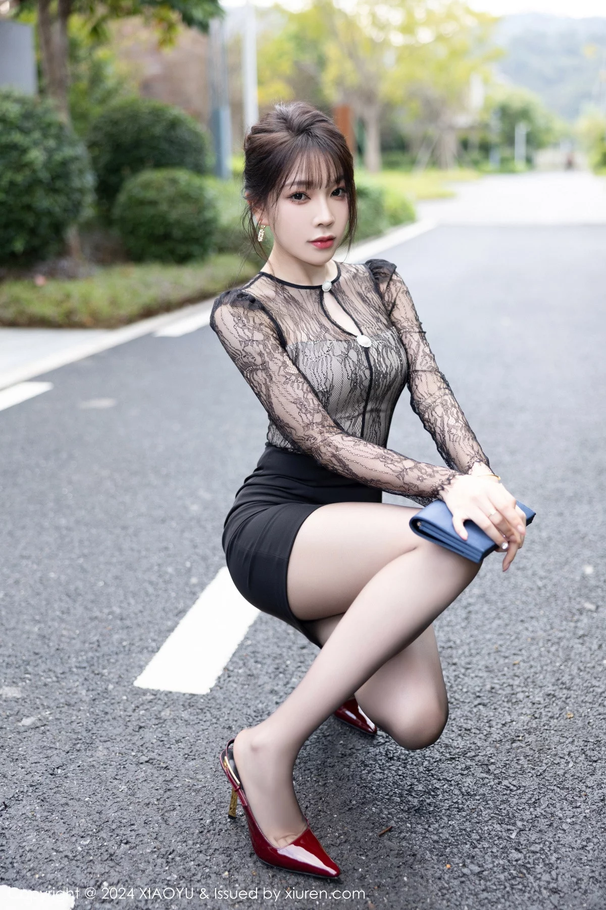 徐莉芝Booty黑色轻透连衣裙露蓝色内衣秀曼妙身姿绝美写真 第 18 张
