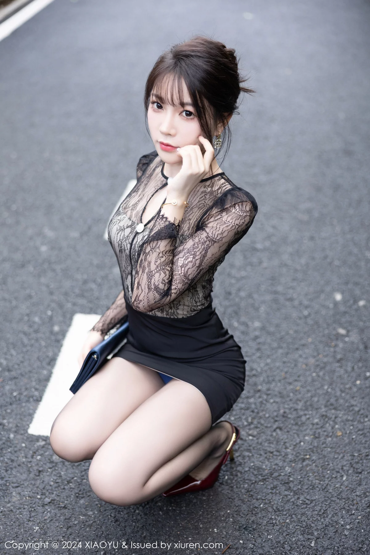 徐莉芝Booty黑色轻透连衣裙露蓝色内衣秀曼妙身姿绝美写真 第 24 张