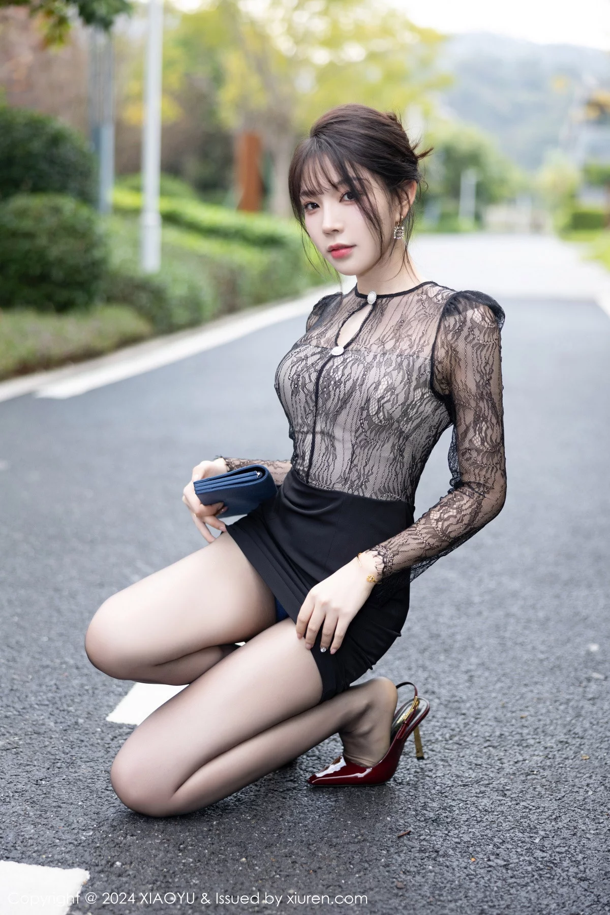 徐莉芝Booty黑色轻透连衣裙露蓝色内衣秀曼妙身姿绝美写真 第 25 张