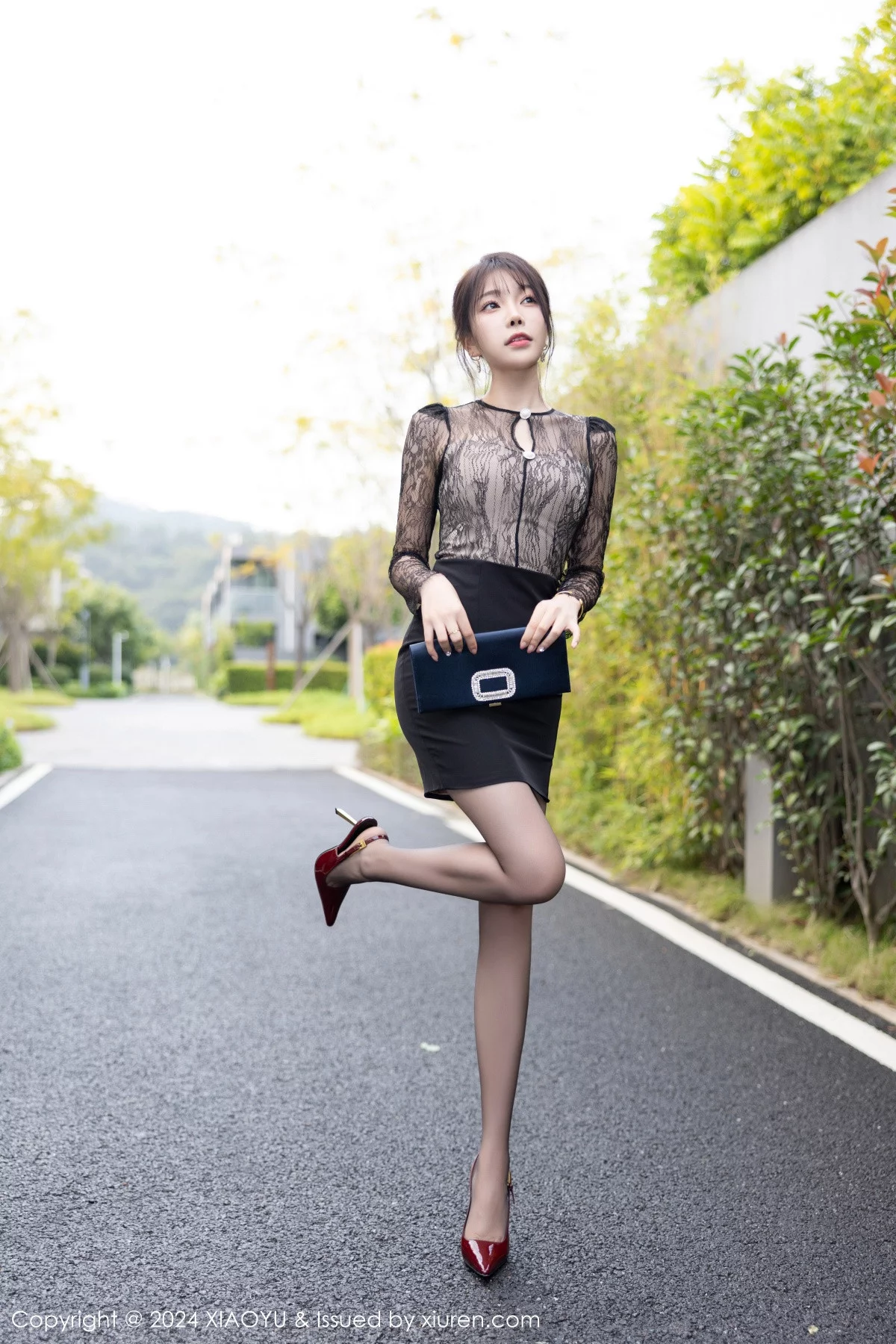 徐莉芝Booty黑色轻透连衣裙露蓝色内衣秀曼妙身姿绝美写真 第 37 张