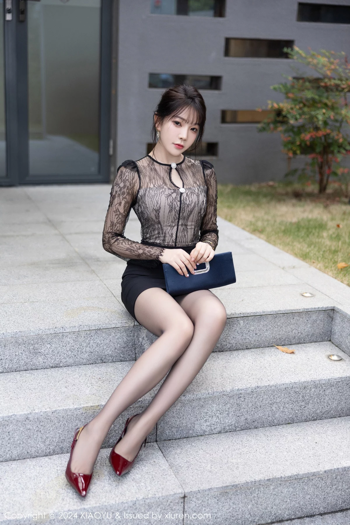徐莉芝Booty黑色轻透连衣裙露蓝色内衣秀曼妙身姿绝美写真 第 42 张