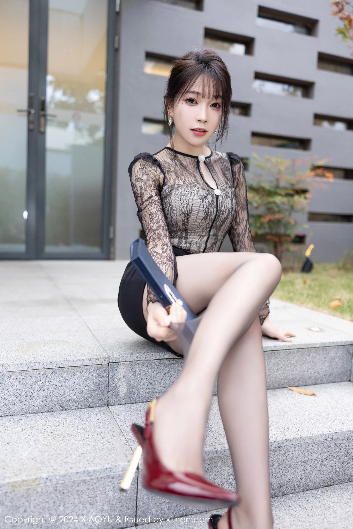 徐莉芝Booty黑色轻透连衣裙露蓝色内衣秀曼妙身姿绝美写真 第 48 张