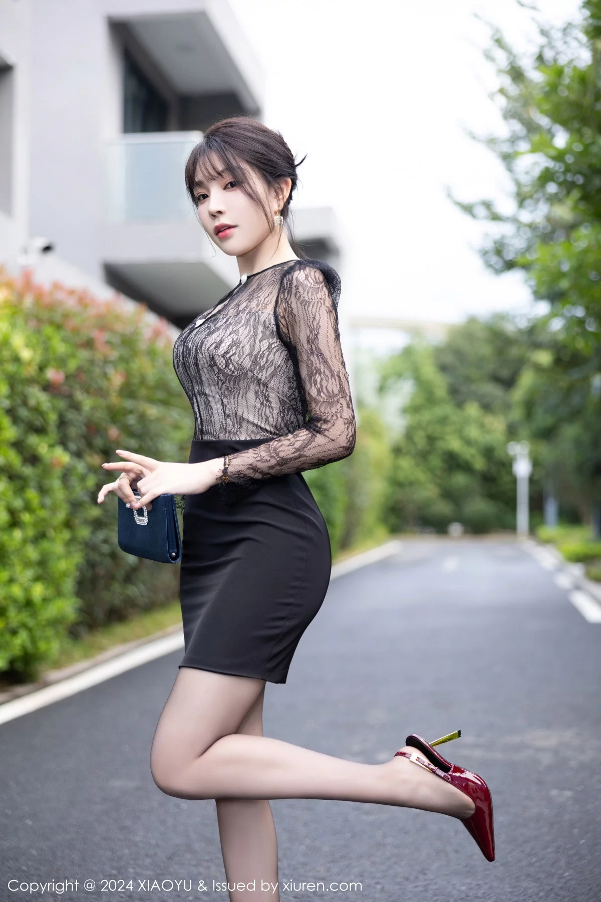 徐莉芝Booty黑色轻透连衣裙露蓝色内衣秀曼妙身姿绝美写真 第 8 张