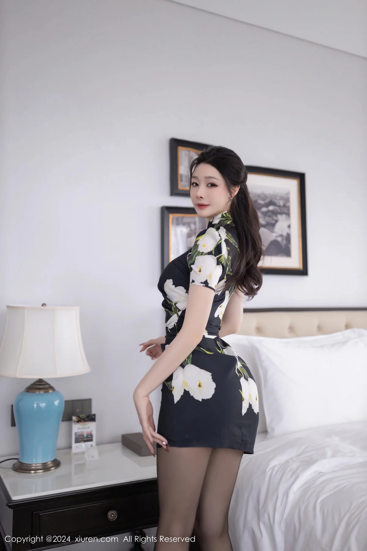 小逗逗性感花色图案连衣短裙配超薄黑丝秀曼妙身姿绝美写真 第 1 张