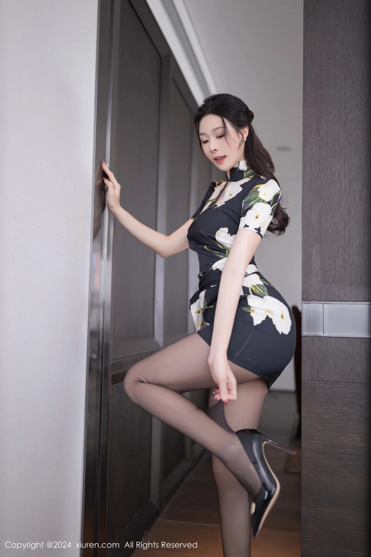 小逗逗性感花色图案连衣短裙配超薄黑丝秀曼妙身姿绝美写真 第 10 张