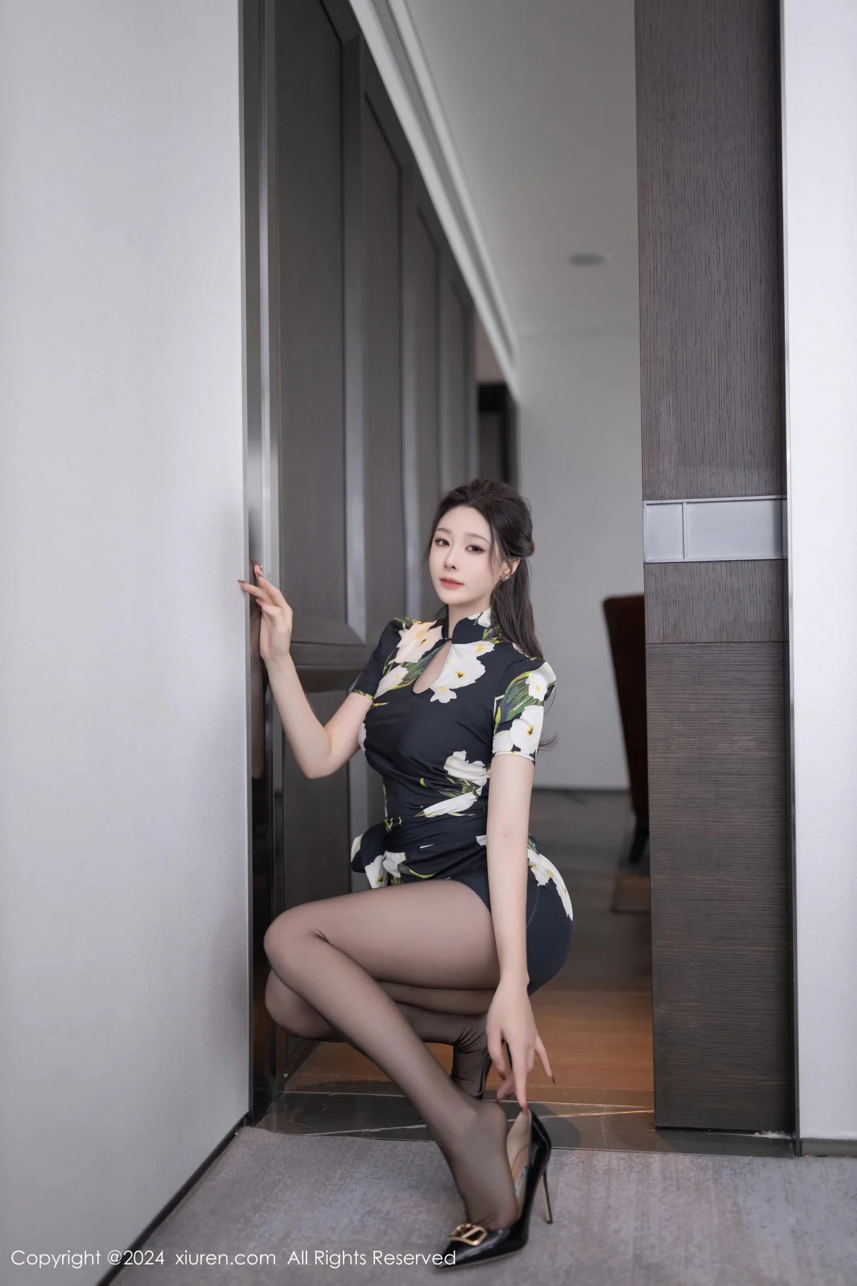 小逗逗性感花色图案连衣短裙配超薄黑丝秀曼妙身姿绝美写真 第 12 张