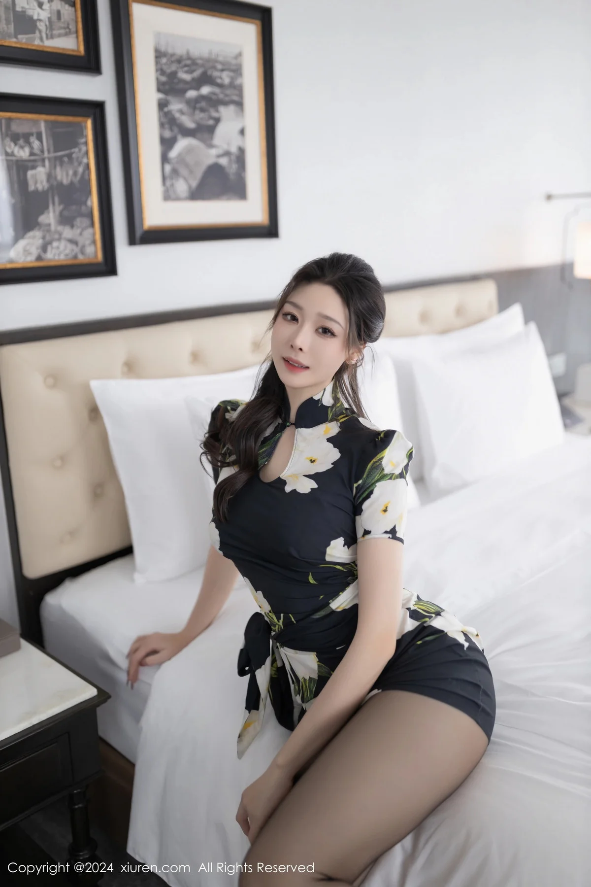 小逗逗性感花色图案连衣短裙配超薄黑丝秀曼妙身姿绝美写真 第 18 张
