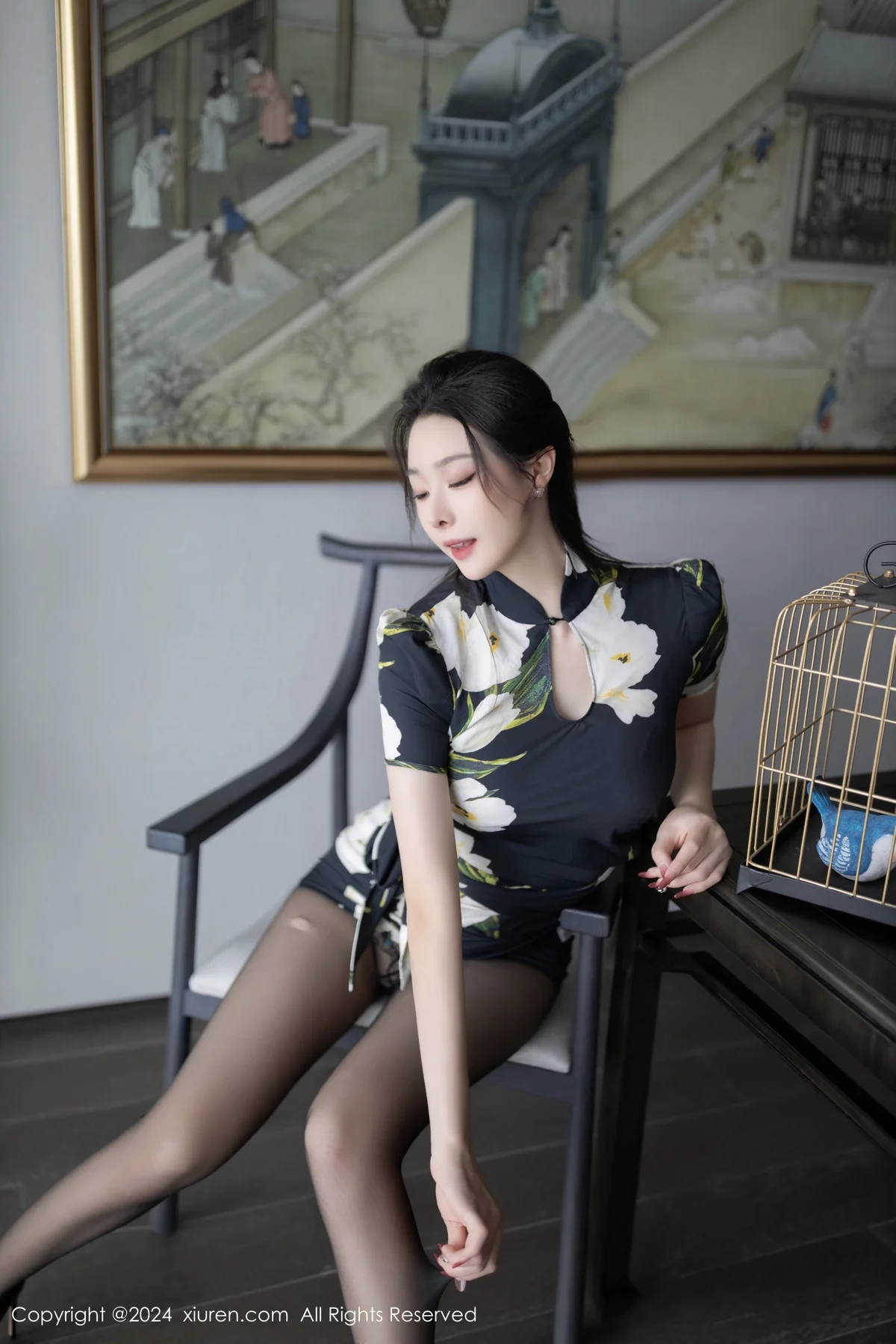 小逗逗性感花色图案连衣短裙配超薄黑丝秀曼妙身姿绝美写真 第 24 张