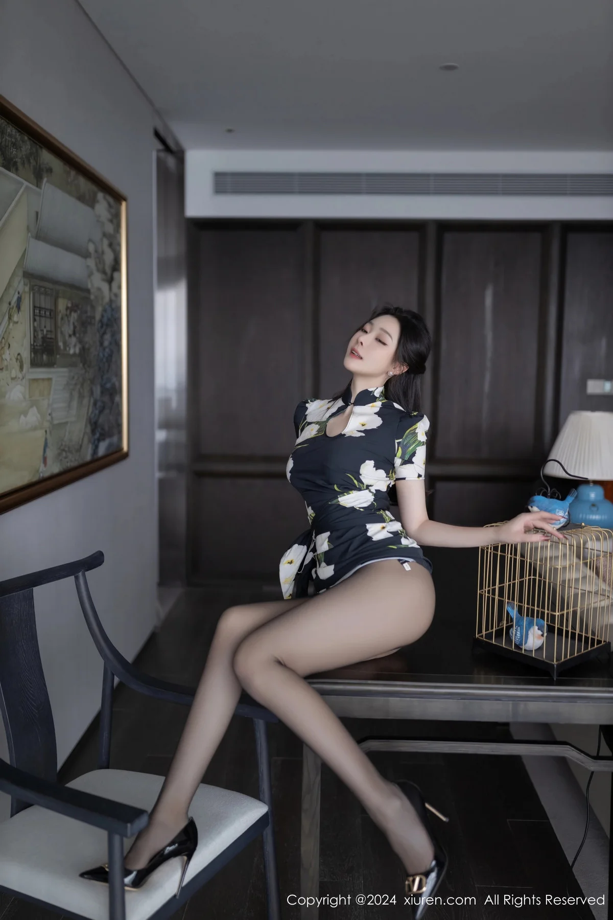 小逗逗性感花色图案连衣短裙配超薄黑丝秀曼妙身姿绝美写真 第 29 张