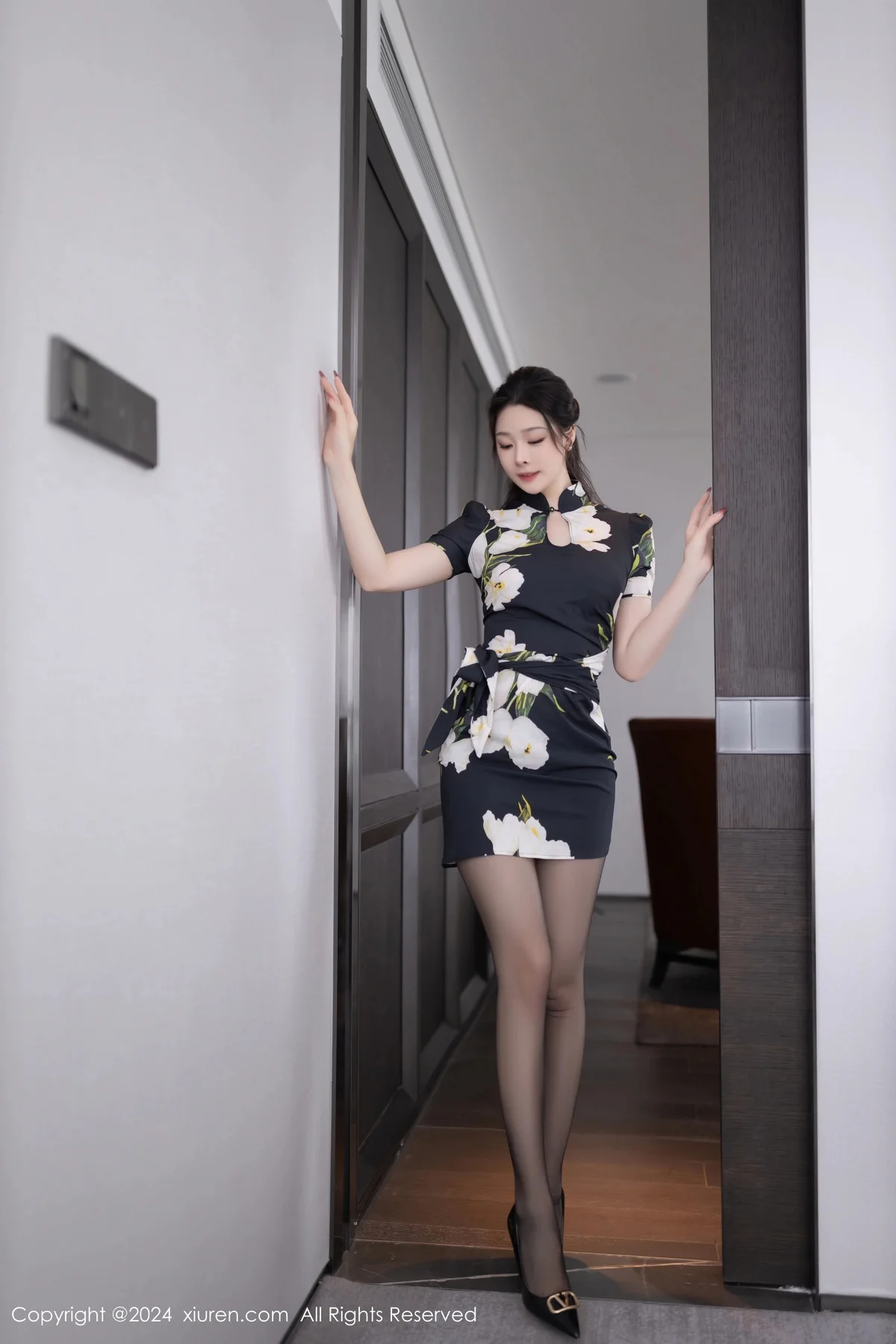小逗逗性感花色图案连衣短裙配超薄黑丝秀曼妙身姿绝美写真 第 4 张