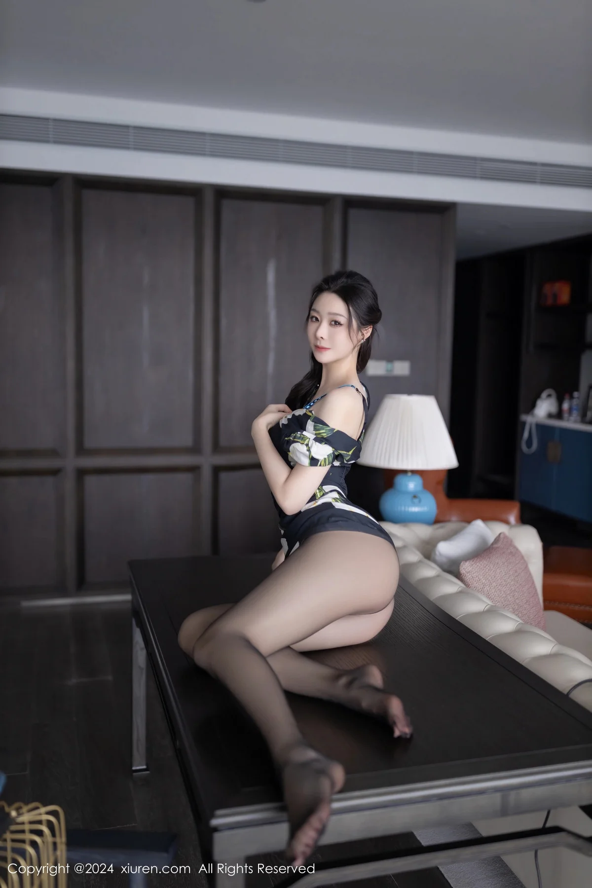 小逗逗性感花色图案连衣短裙配超薄黑丝秀曼妙身姿绝美写真 第 49 张