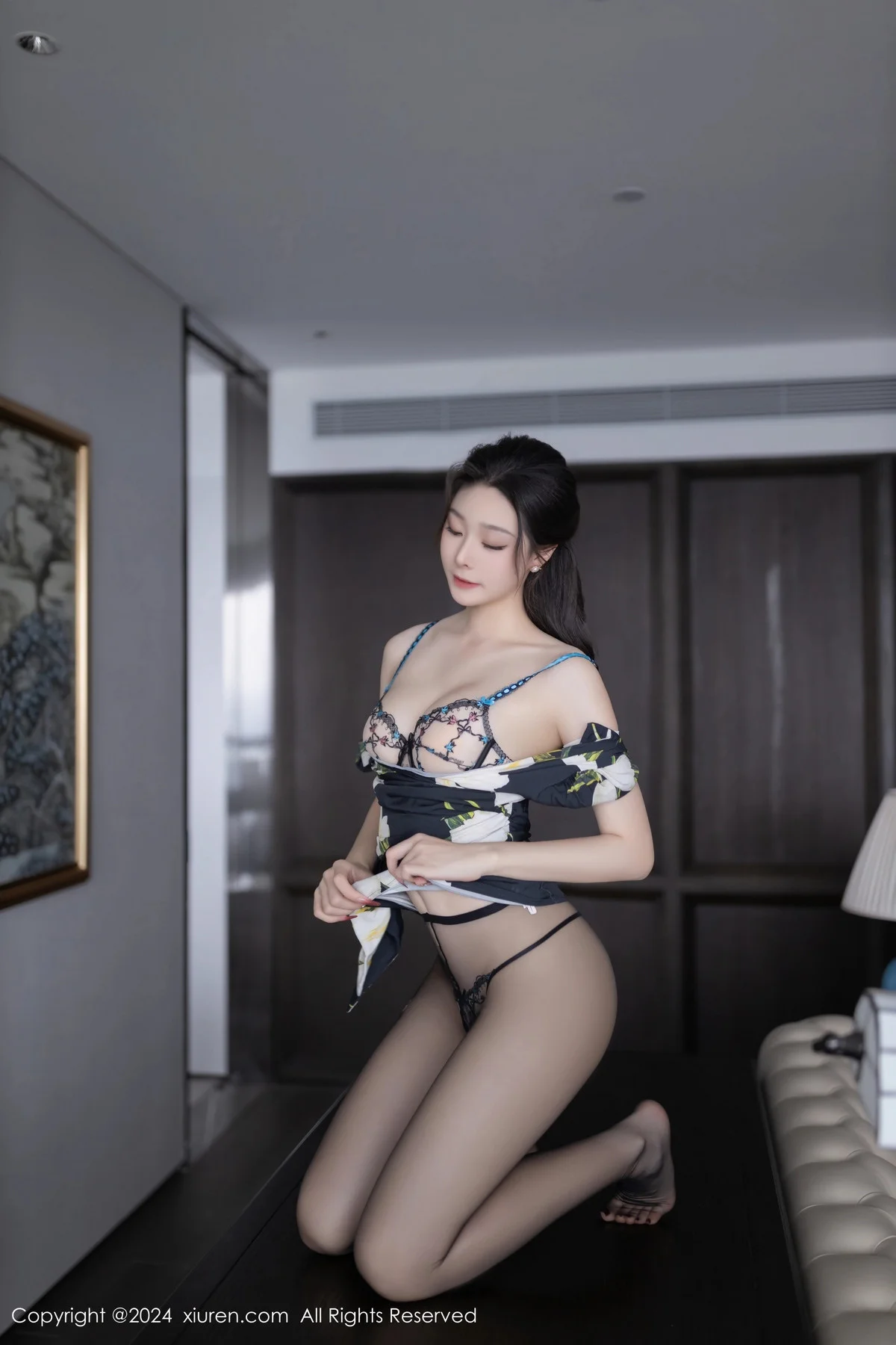 小逗逗性感花色图案连衣短裙配超薄黑丝秀曼妙身姿绝美写真 第 54 张