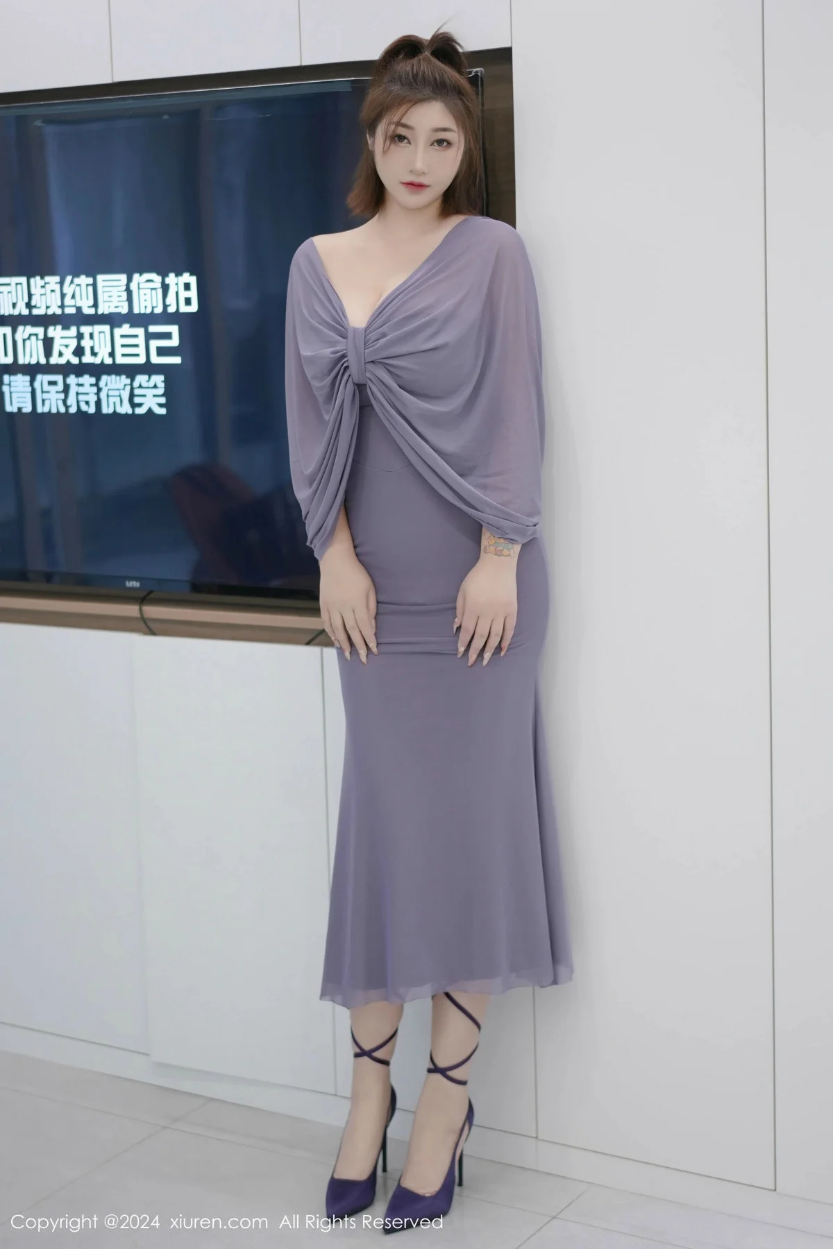 妲己_Toxic性感灰色连衣裙露白色珍珠内衣秀丰腴身材绝美写真 第 2 张