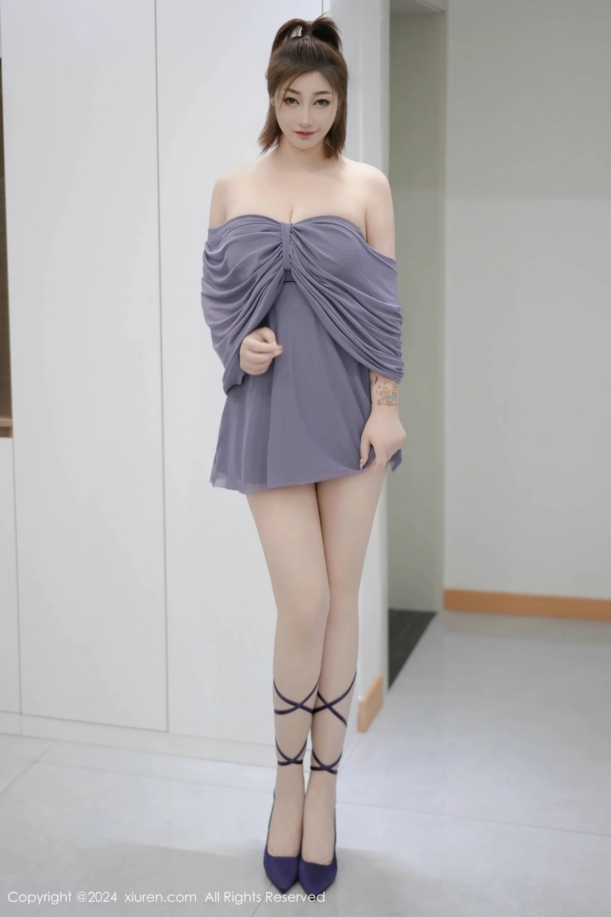 妲己_Toxic性感灰色连衣裙露白色珍珠内衣秀丰腴身材绝美写真 第 24 张
