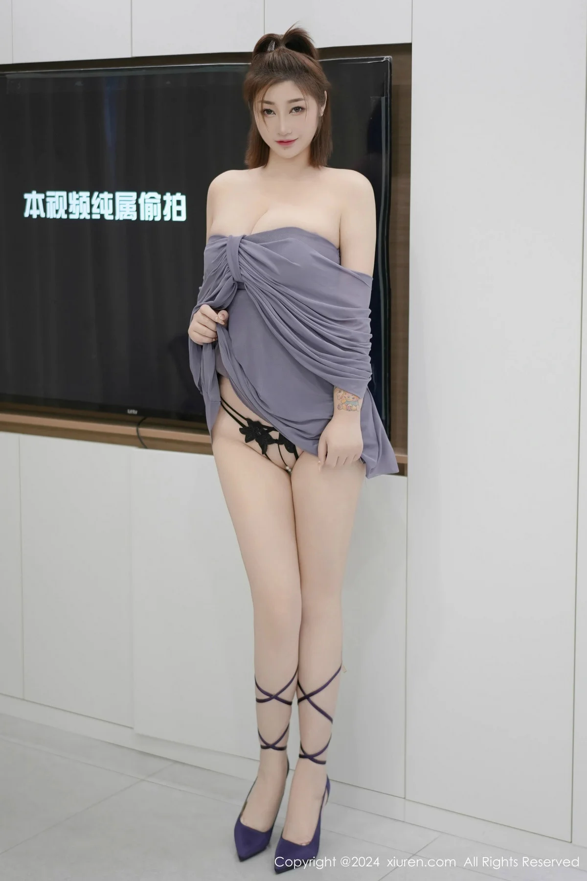 妲己_Toxic性感灰色连衣裙露白色珍珠内衣秀丰腴身材绝美写真 第 25 张