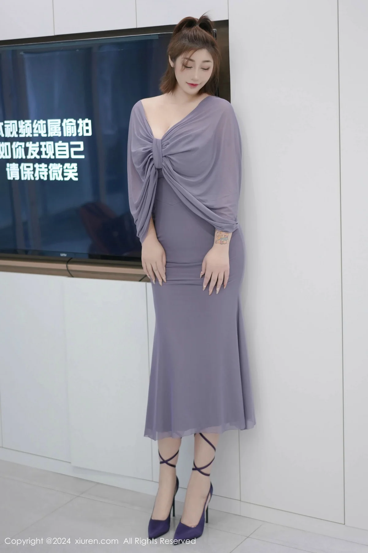 妲己_Toxic性感灰色连衣裙露白色珍珠内衣秀丰腴身材绝美写真 第 4 张